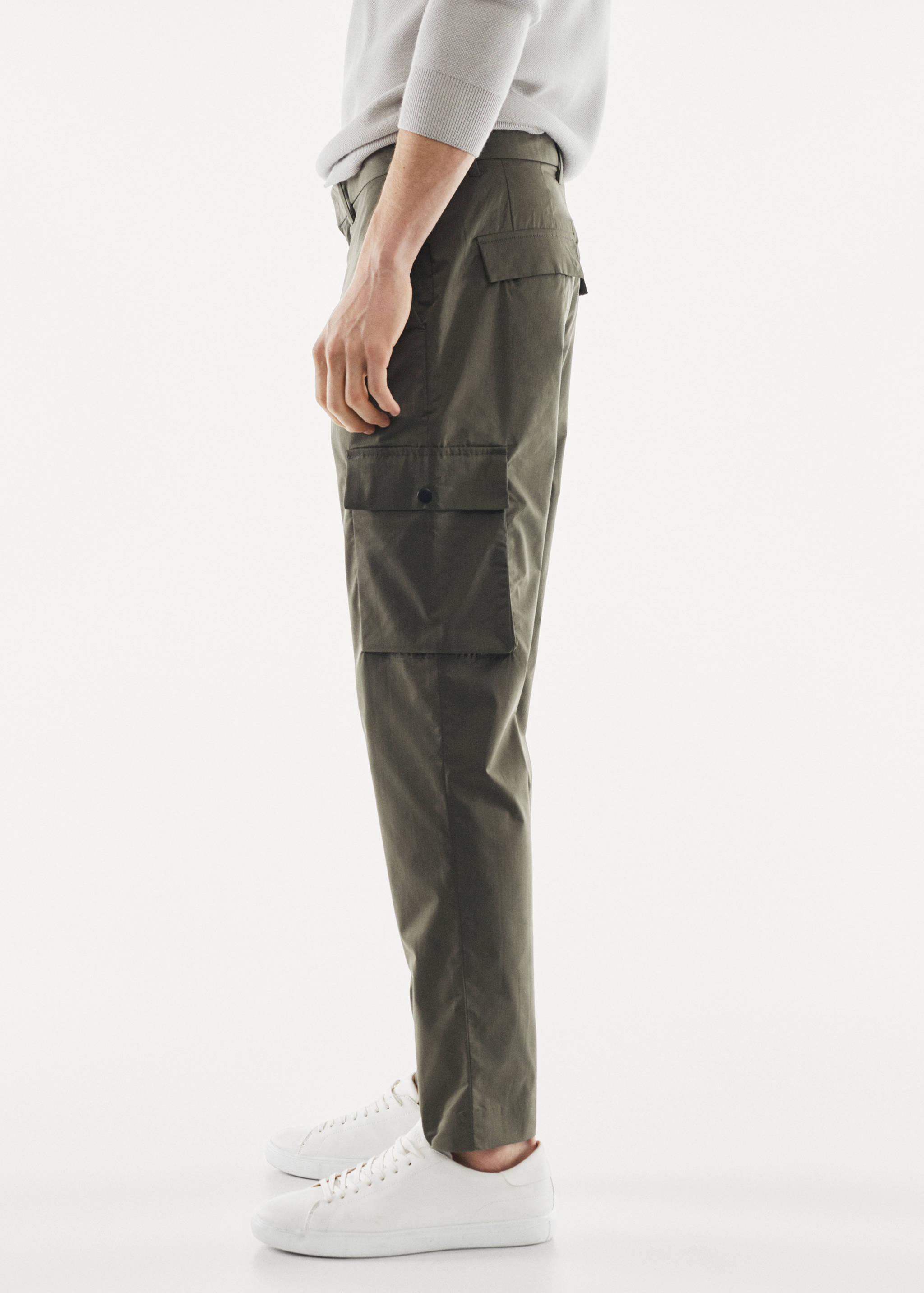 Technical fabric cargo trousers with non-crease fabric - Details of the article 6