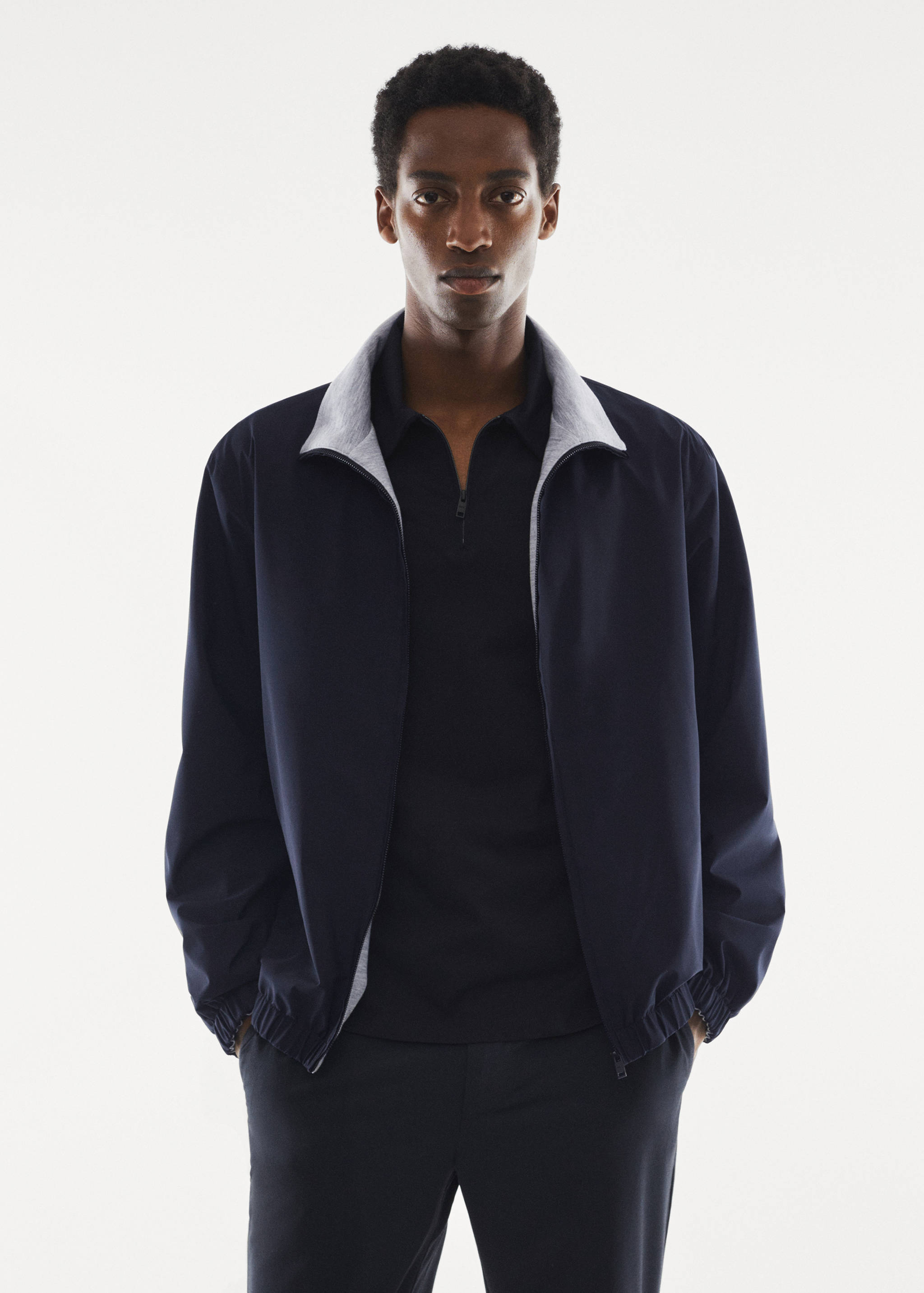 Водоотталкивающая куртка - Средний план