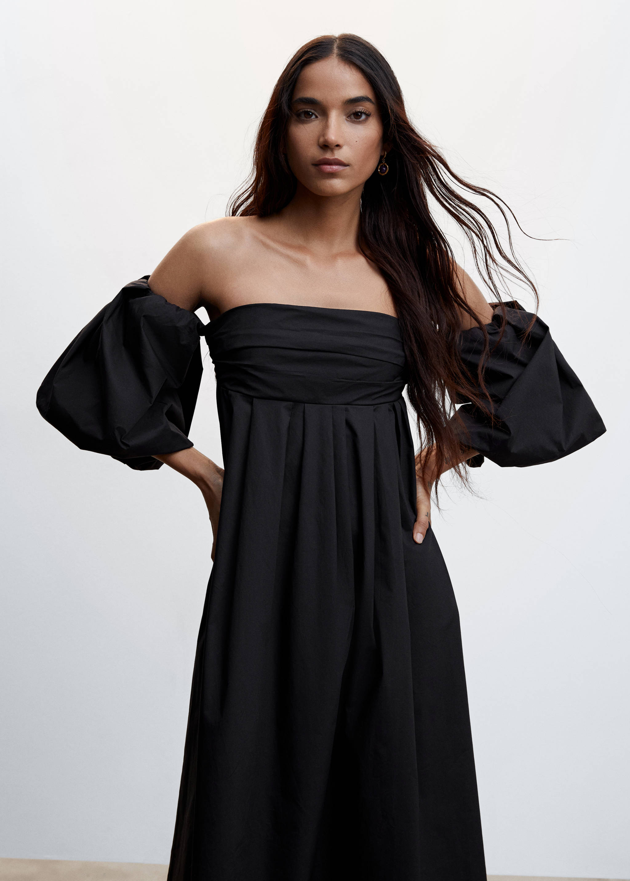 Vestido midi manga abullonada - Plano medio