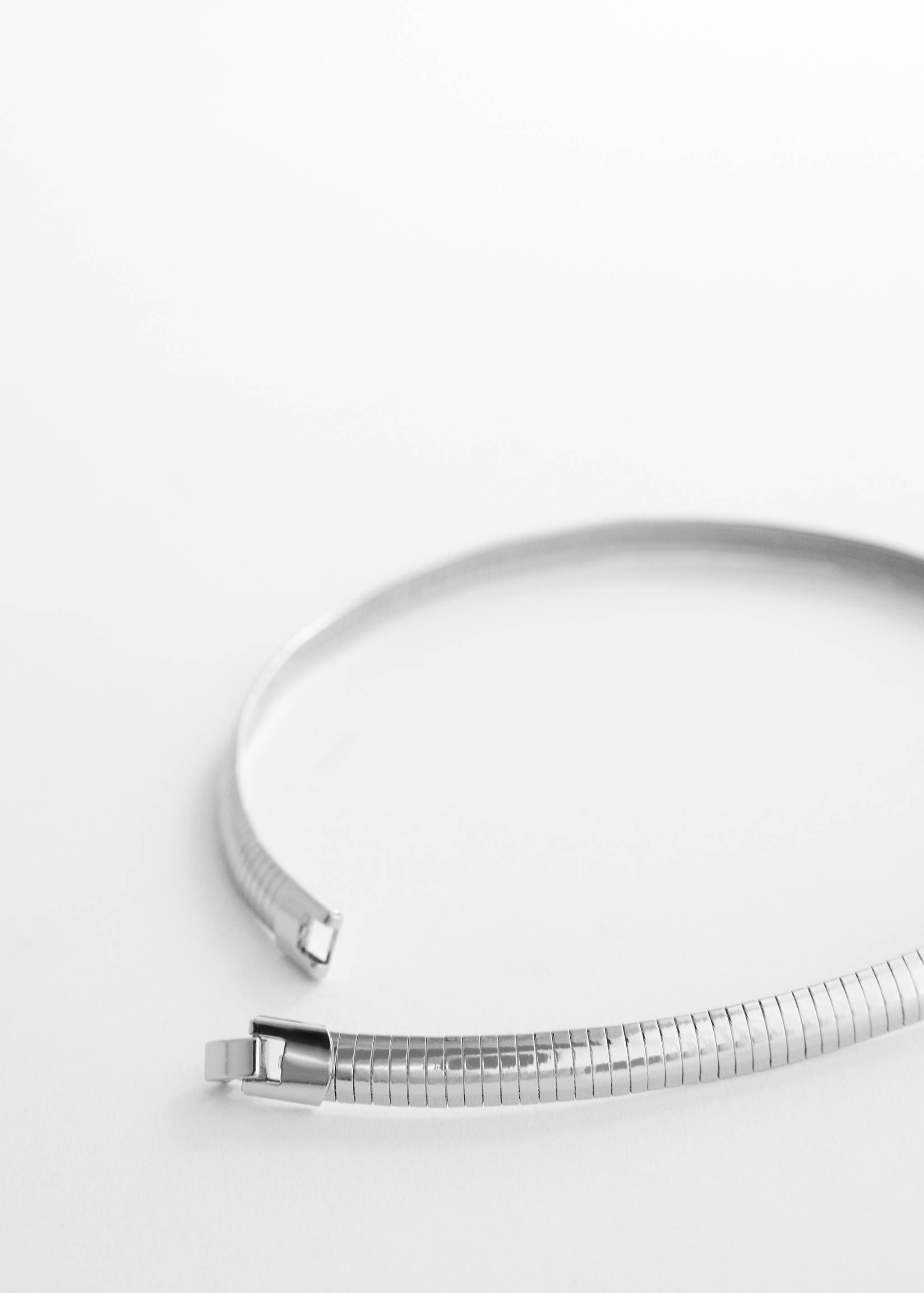 Жесткое ожерелье чокер с серебряным покрытием - Средний план