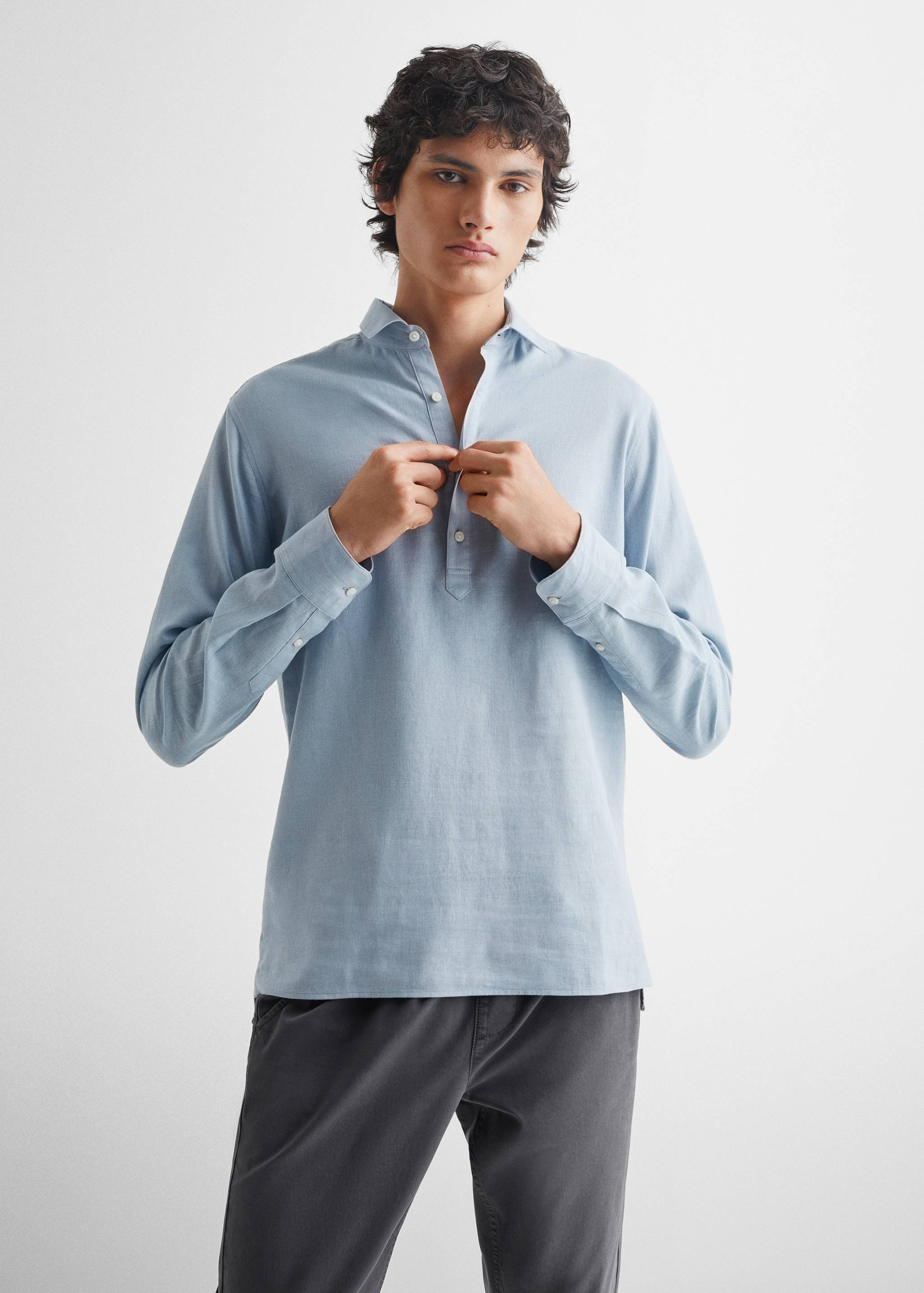 Chemise lin boutons - Plan moyen