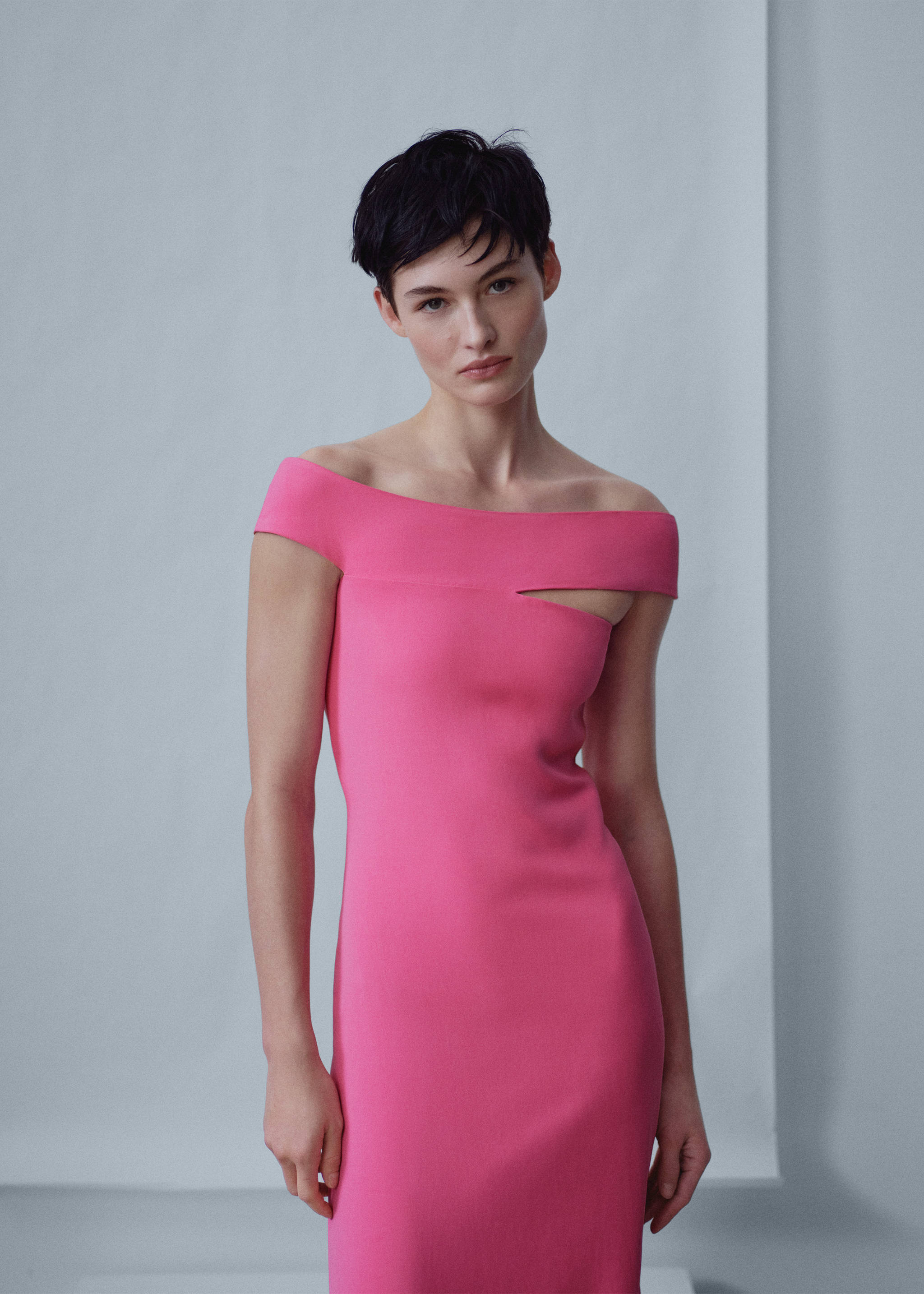 Robe col asymétrique - Plan moyen