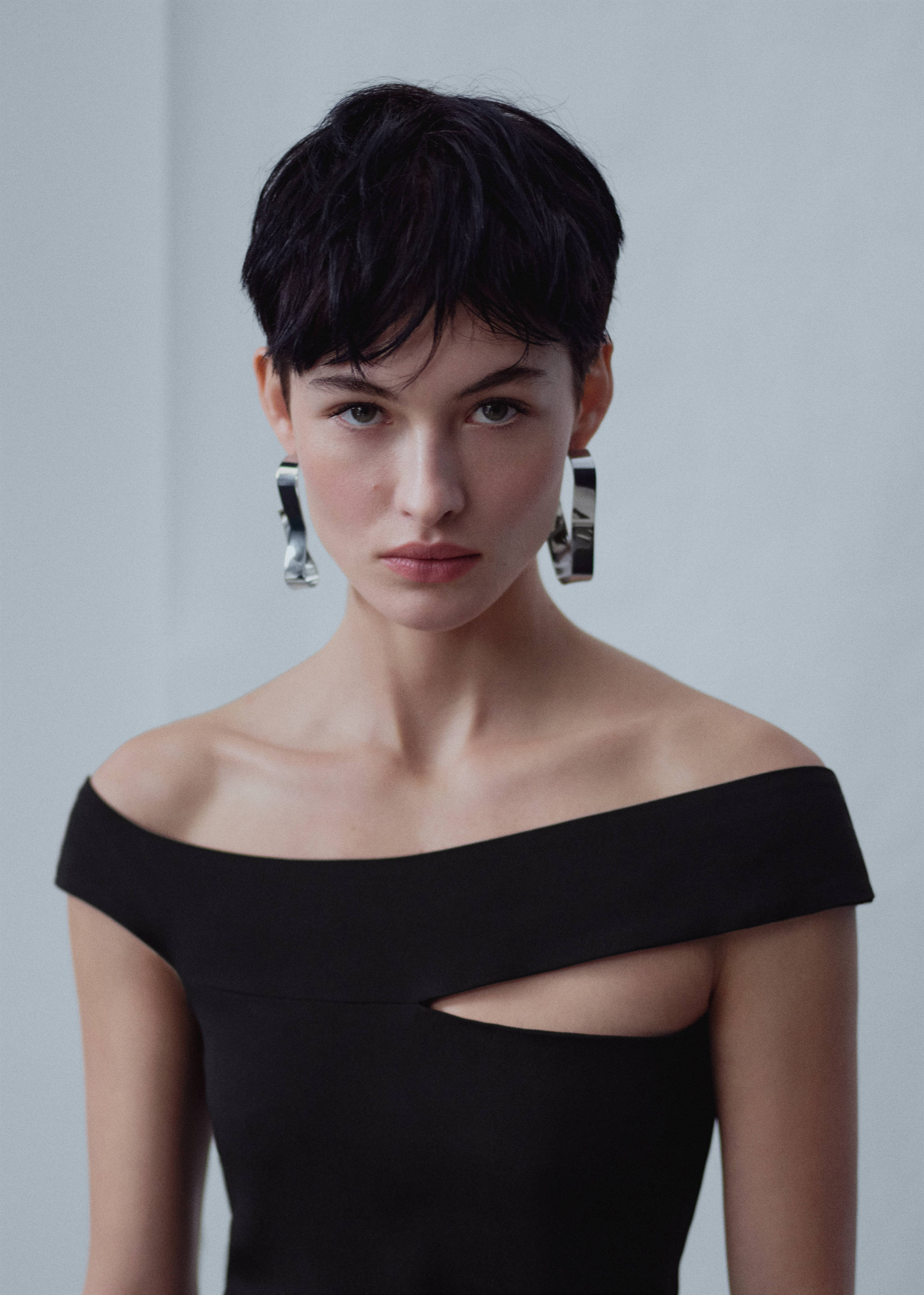 Robe col asymétrique - Plan moyen