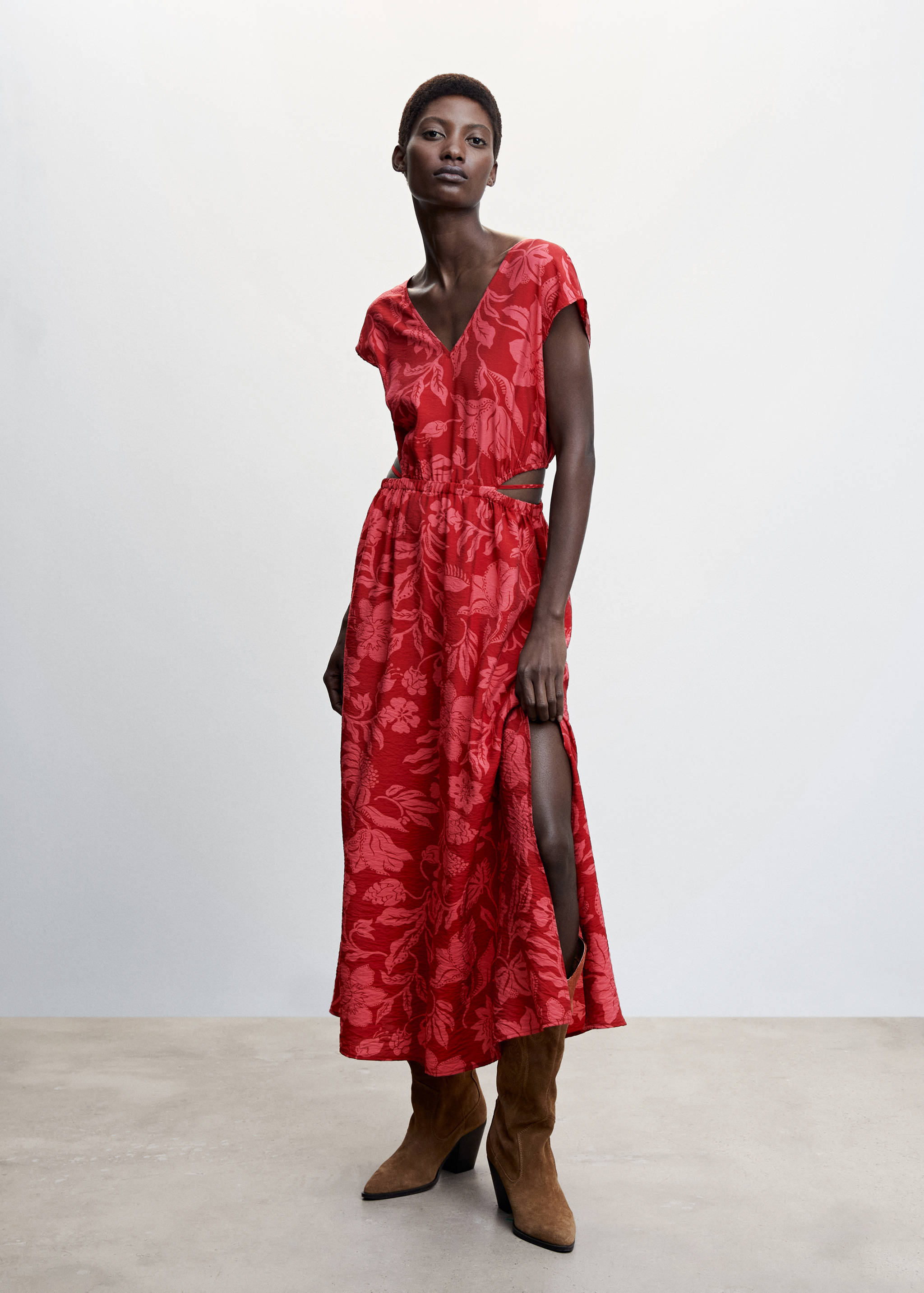 Robe fendue sur les côtés - Plan général