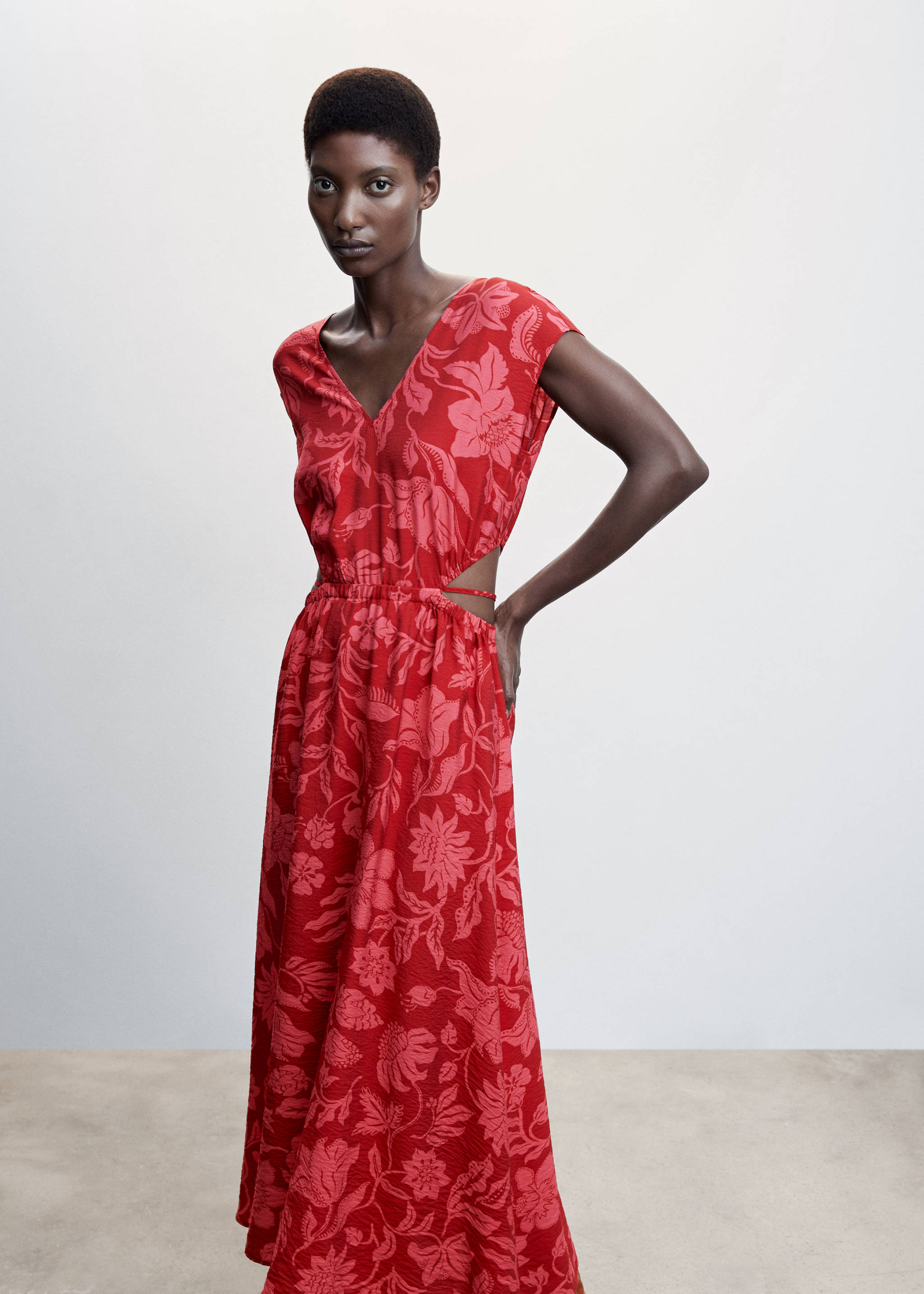 Robe fendue sur les côtés - Plan moyen