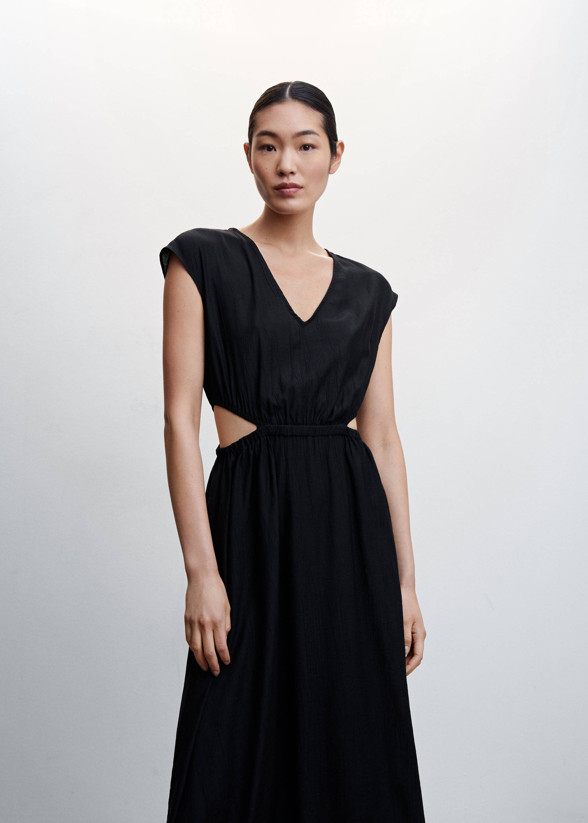 Robe fendue sur les côtés - Plan moyen