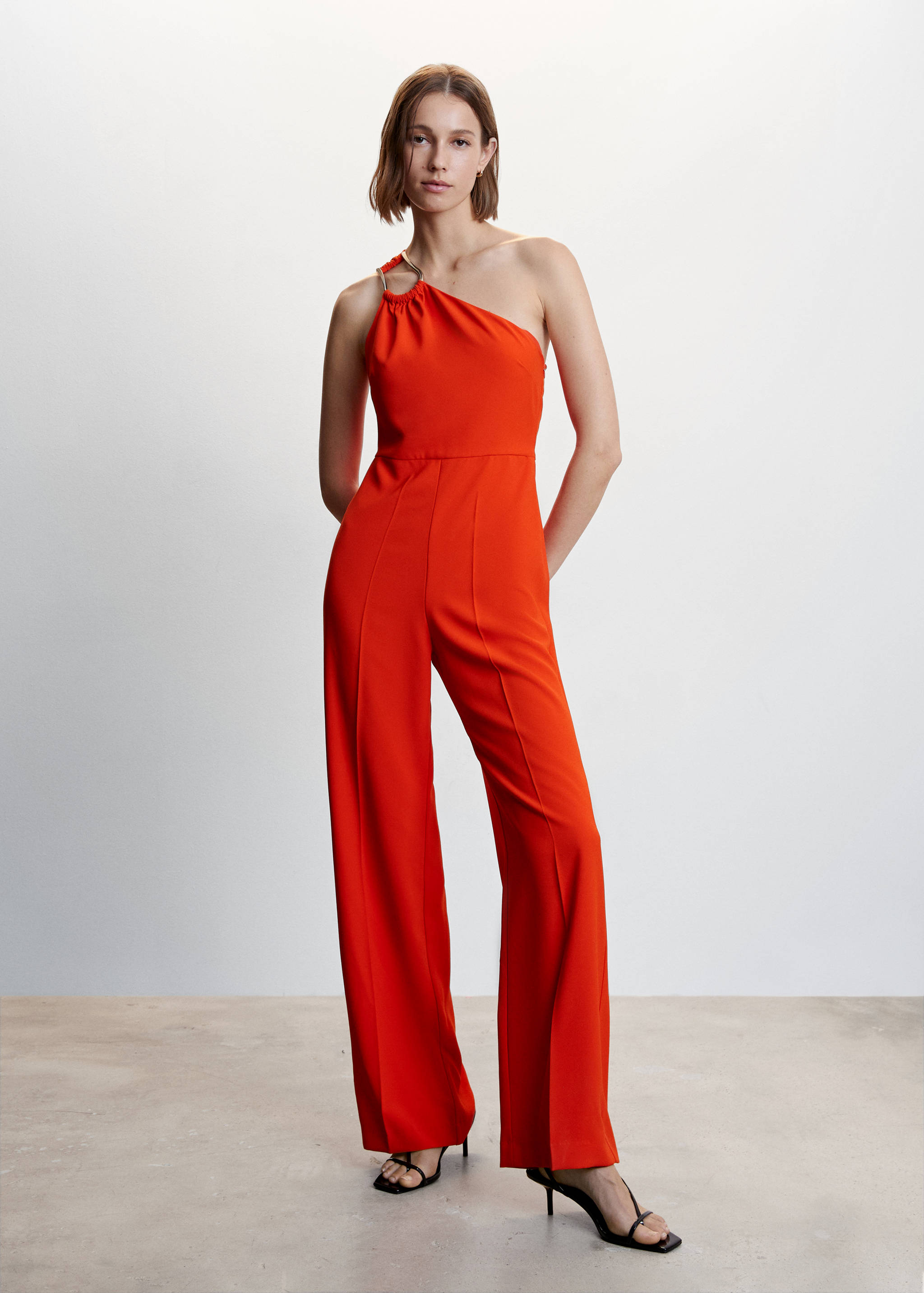 Combinaison asymétrique détail métallique - Plan général