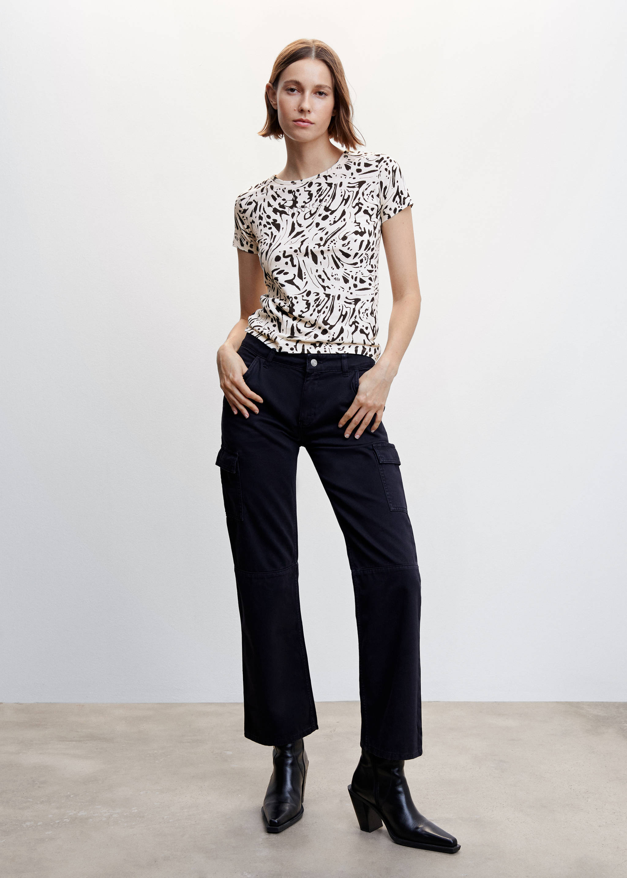 تي شيرت مطبوع عليه شعار مطرز - رؤية عامة