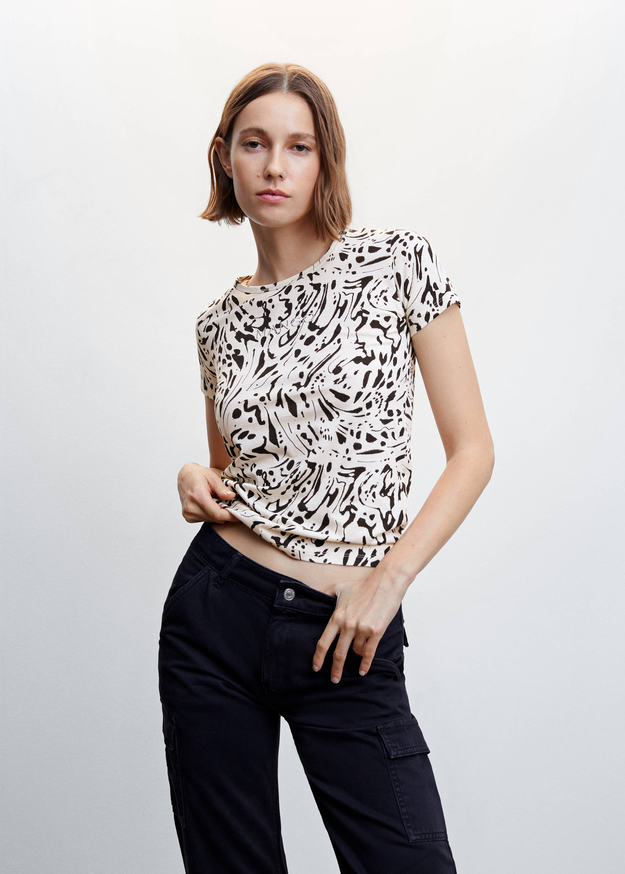 تي شيرت مطبوع عليه شعار مطرز - رؤية وسط