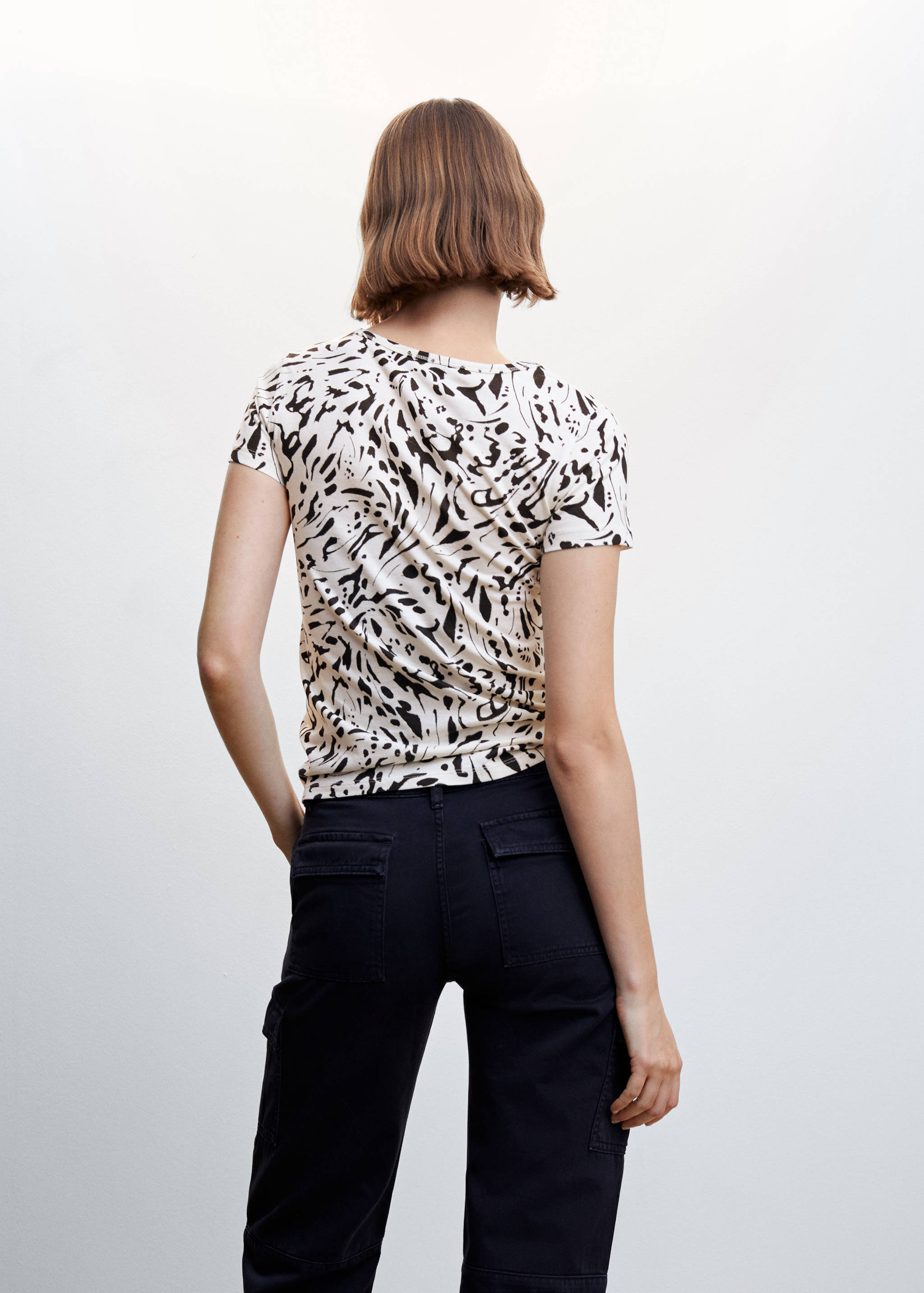 تي شيرت مطبوع عليه شعار مطرز - الجهة الخلفية للمنتج