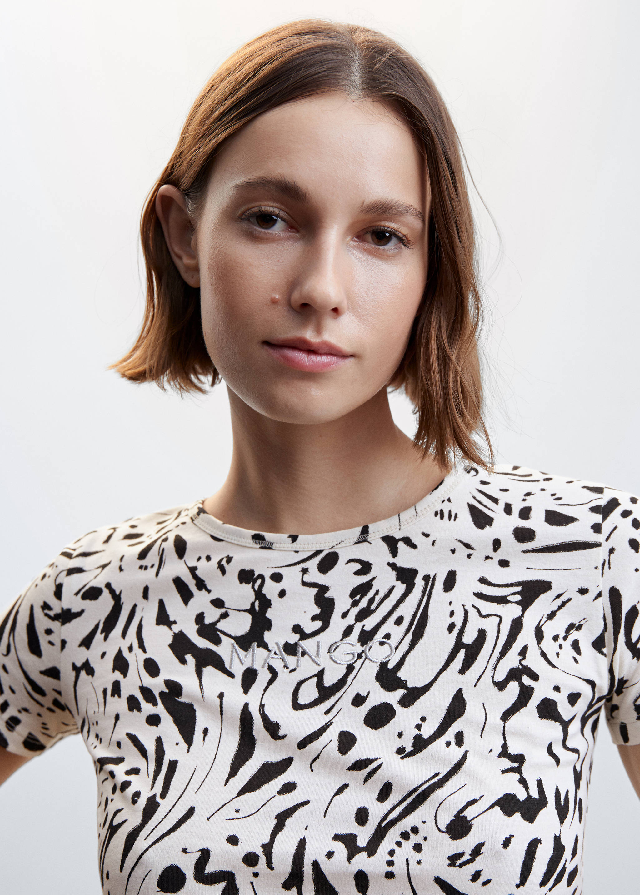 تي شيرت مطبوع عليه شعار مطرز - تفاصيل المنتج 1