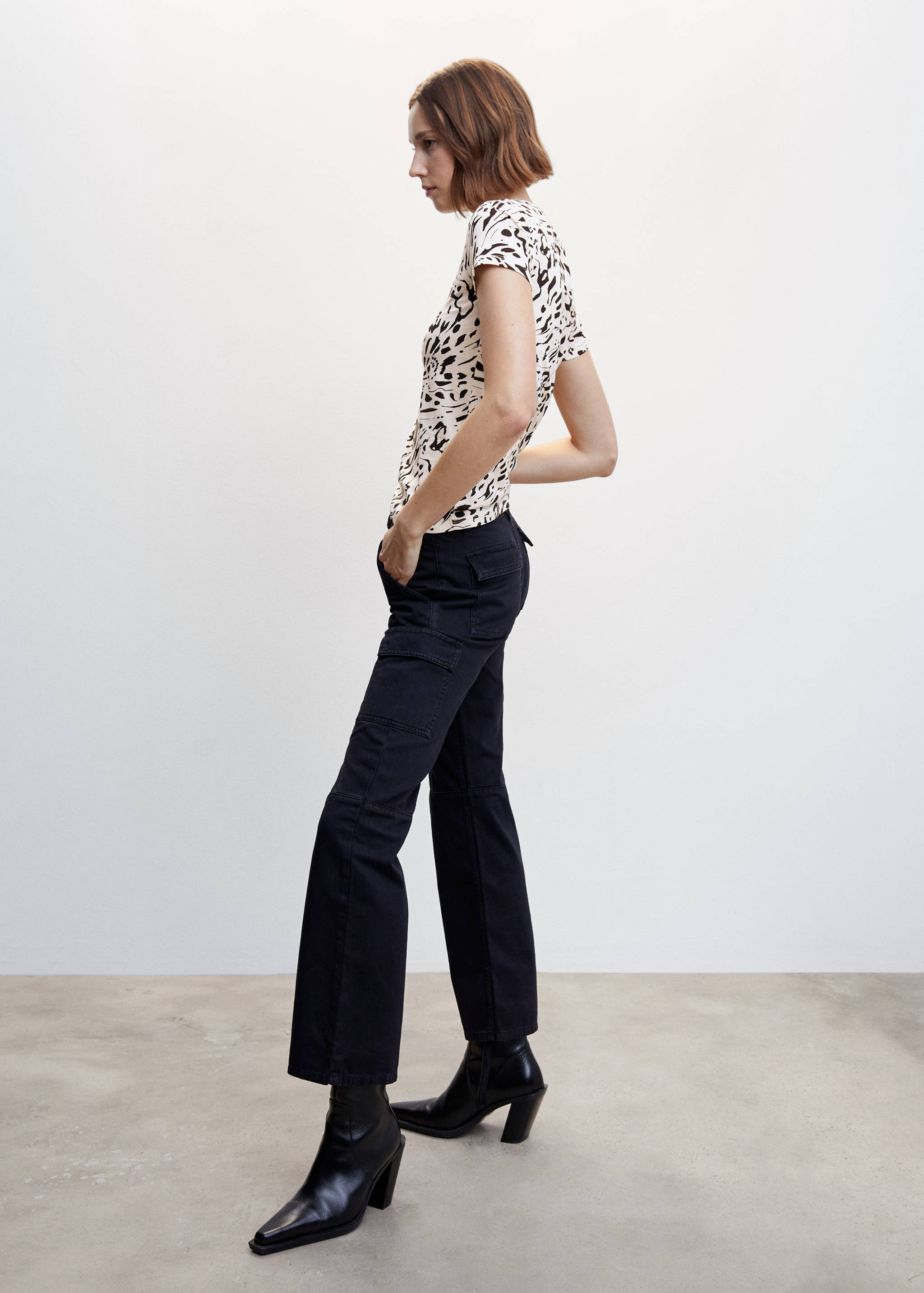 تي شيرت مطبوع عليه شعار مطرز - تفاصيل المنتج 6