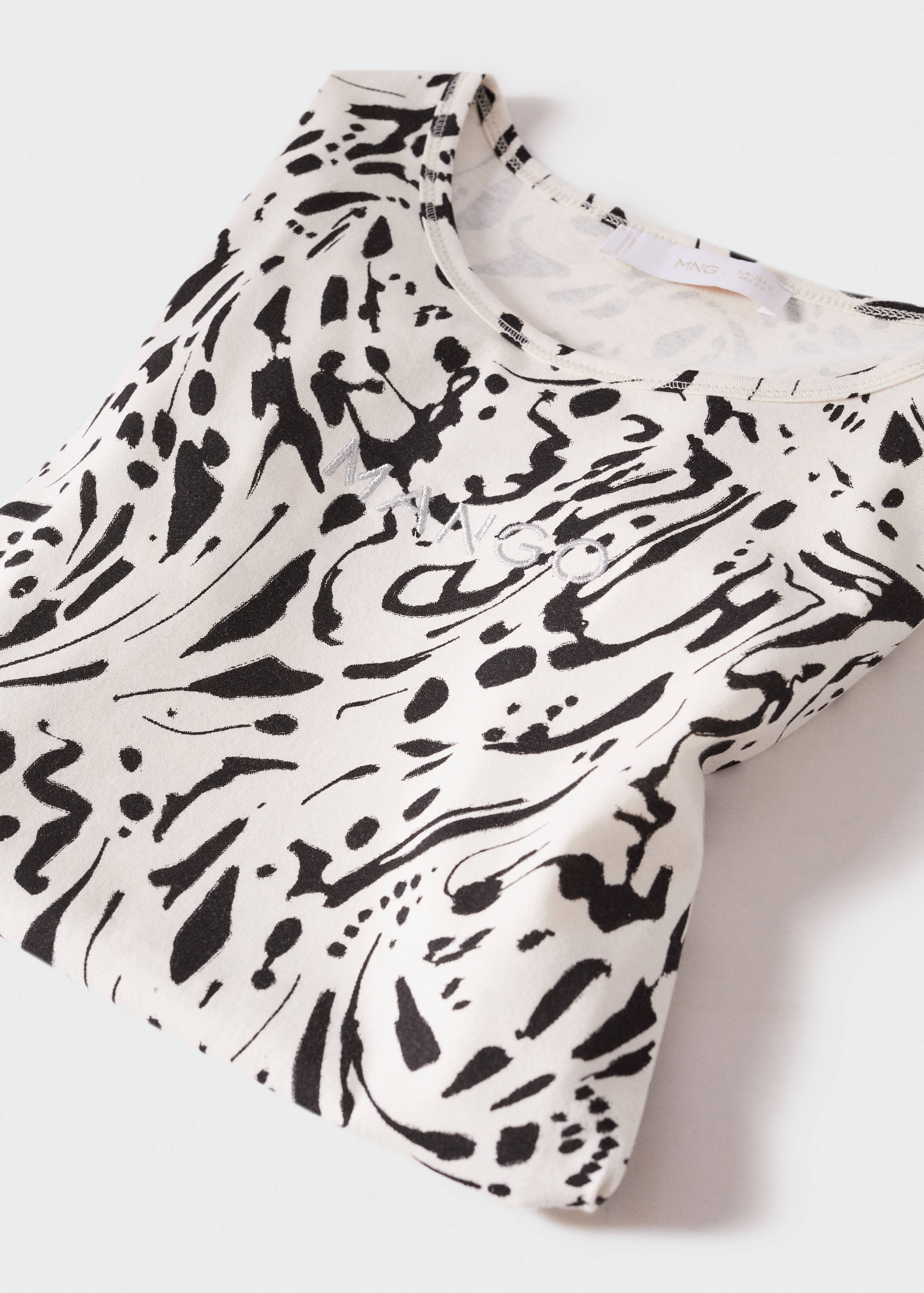 تي شيرت مطبوع عليه شعار مطرز - تفاصيل المنتج 8