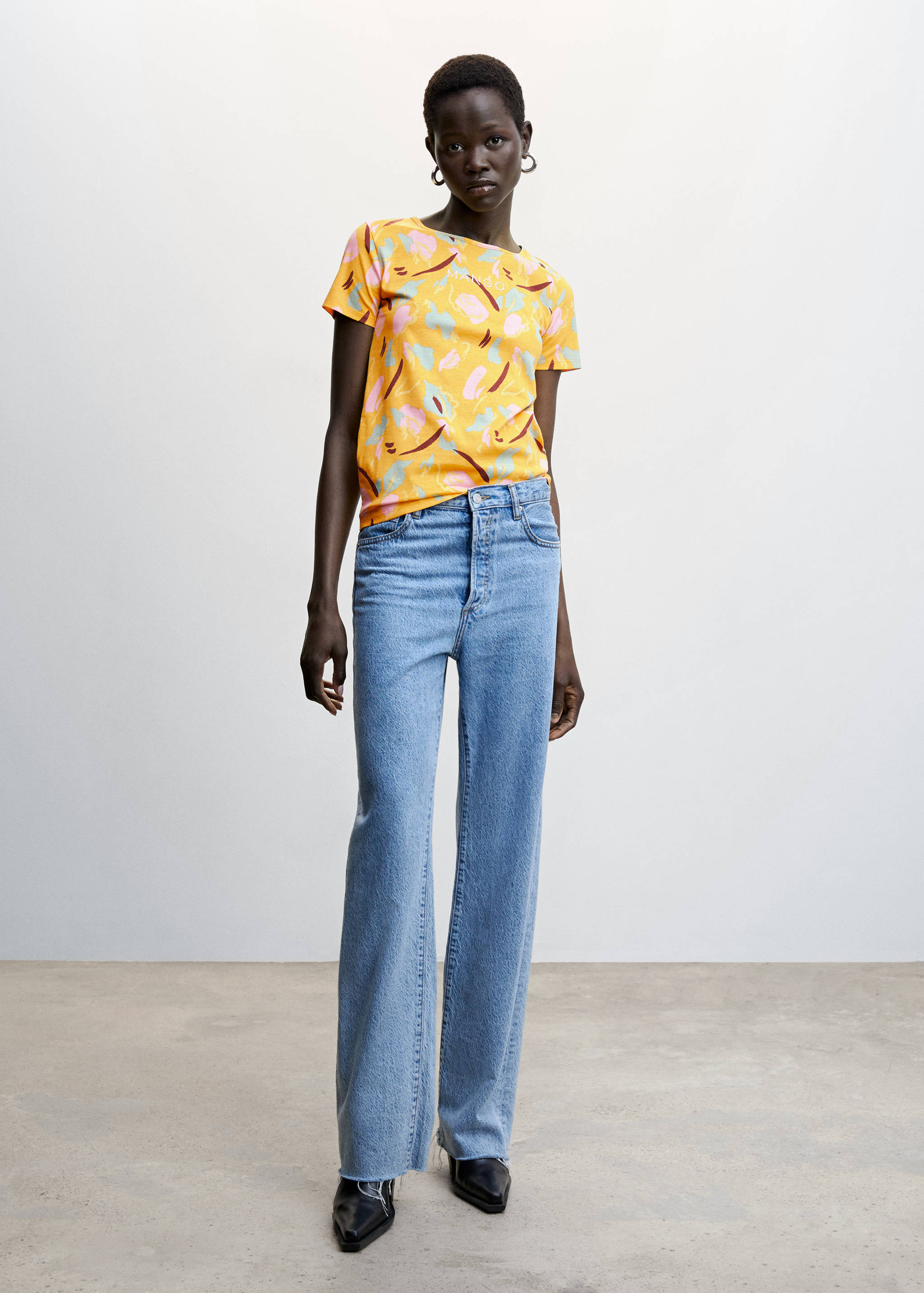 تي شيرت مطبوع عليه شعار مطرز - رؤية عامة