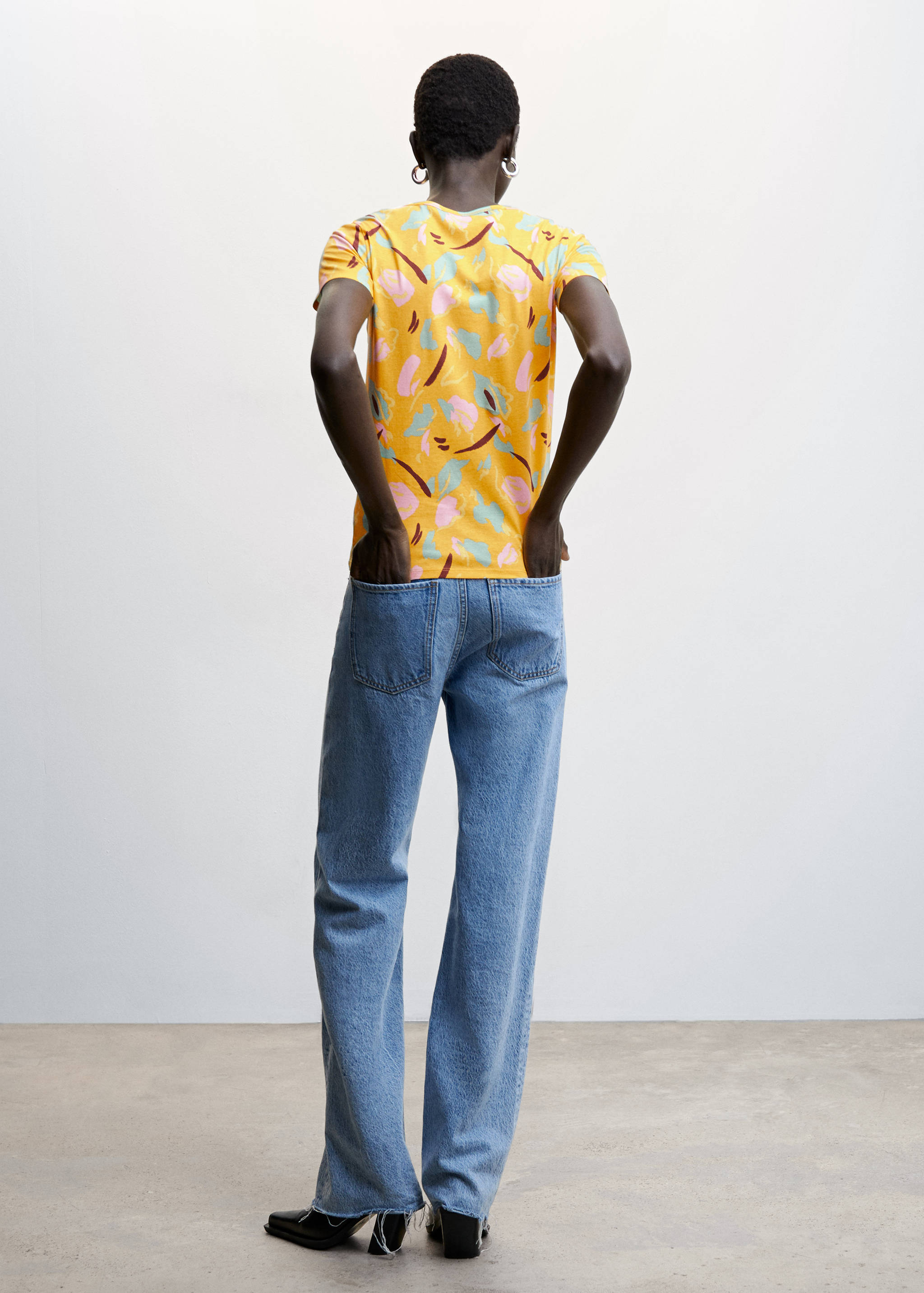 تي شيرت مطبوع عليه شعار مطرز - الجهة الخلفية للمنتج