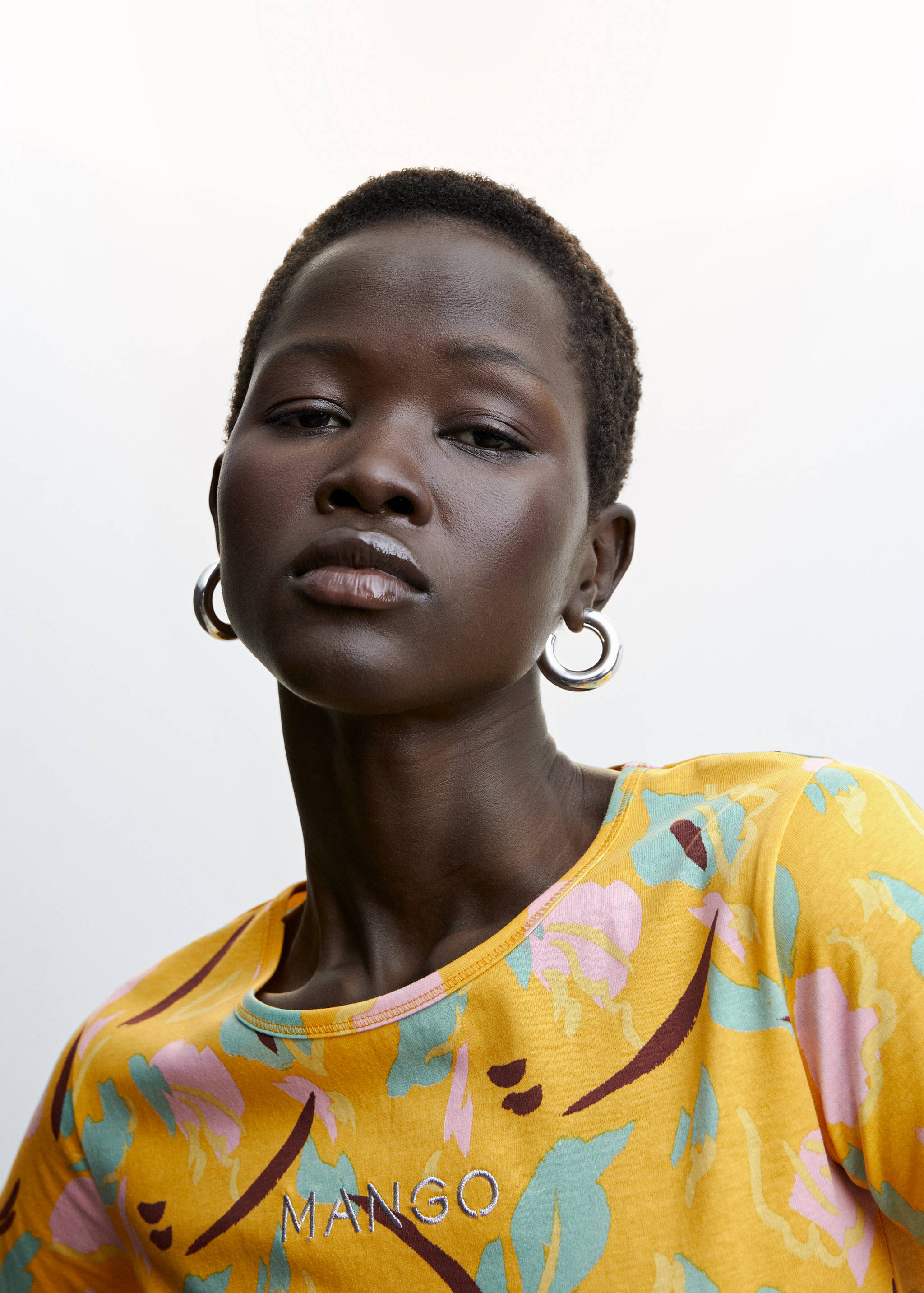 تي شيرت مطبوع عليه شعار مطرز - تفاصيل المنتج 1