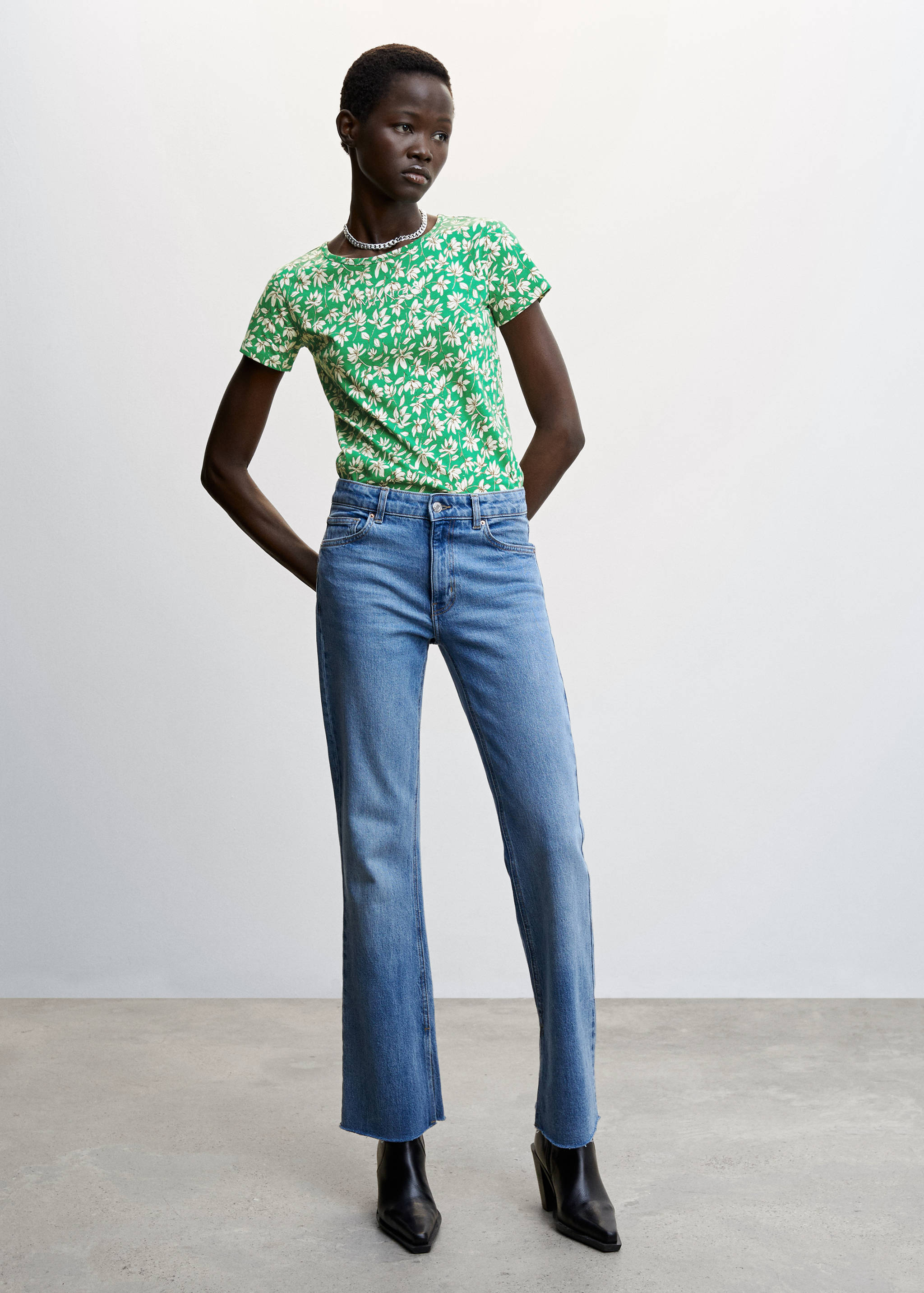 تي شيرت مطبوع عليه شعار مطرز - رؤية عامة