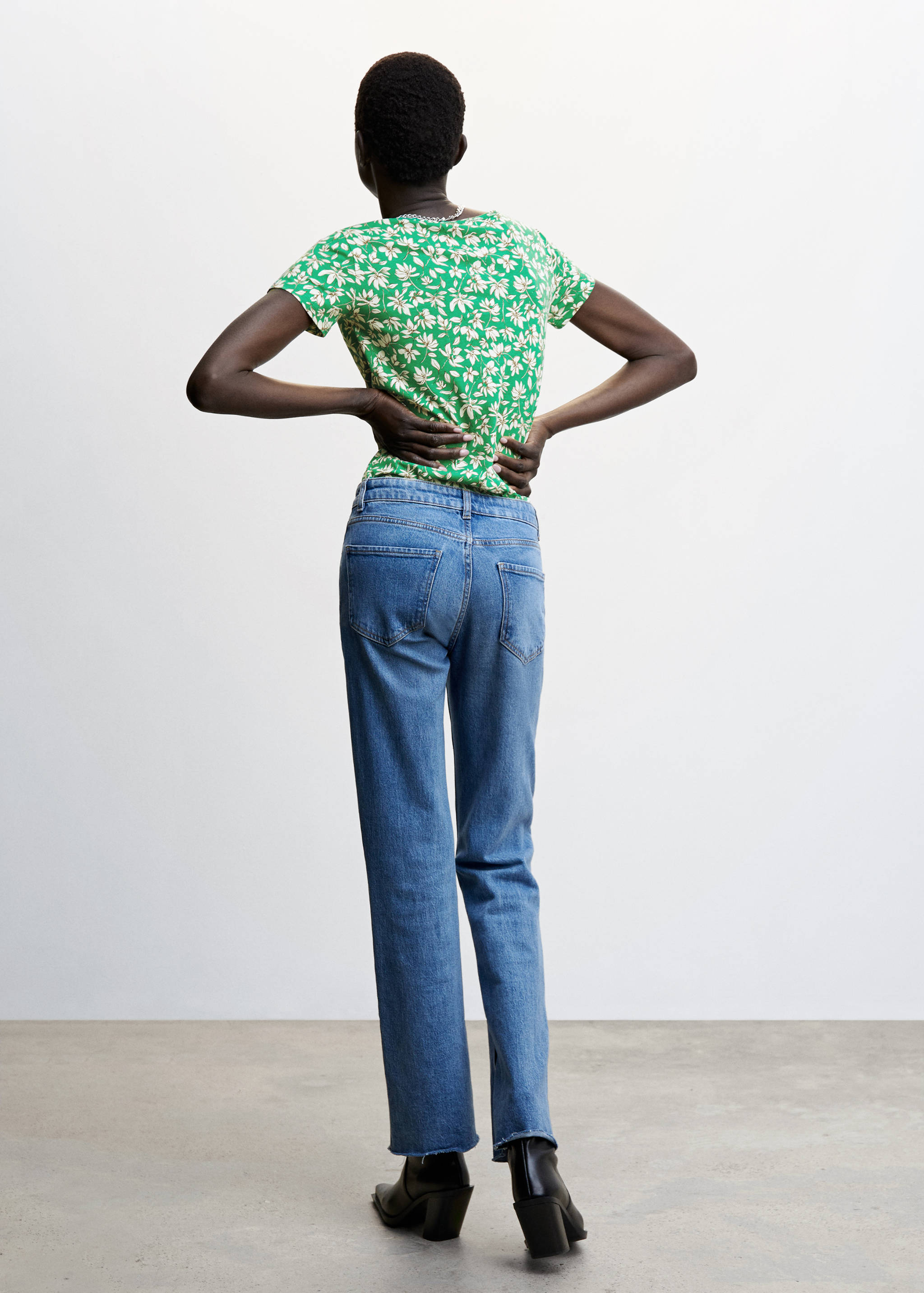 تي شيرت مطبوع عليه شعار مطرز - الجهة الخلفية للمنتج