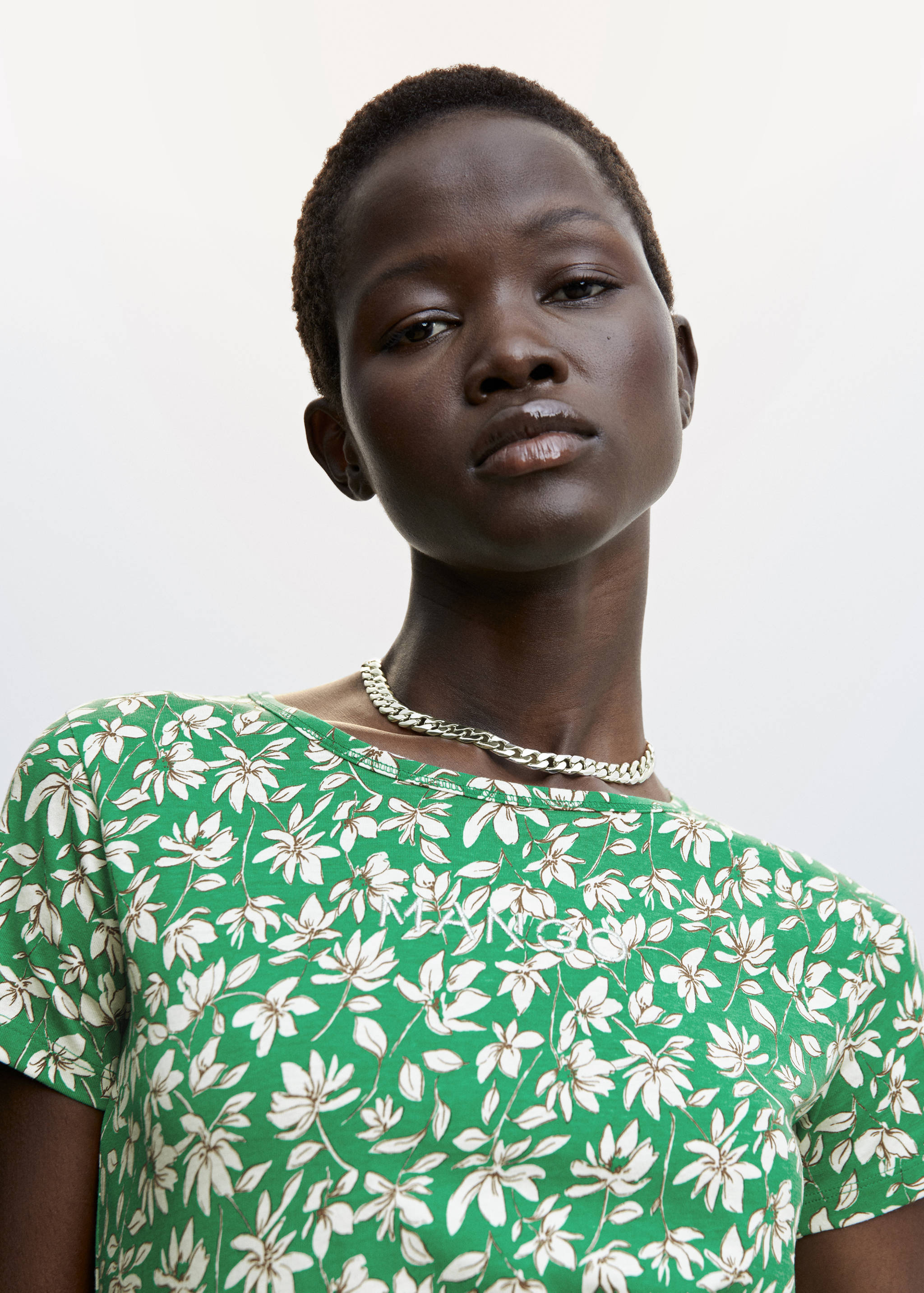 تي شيرت مطبوع عليه شعار مطرز - تفاصيل المنتج 1