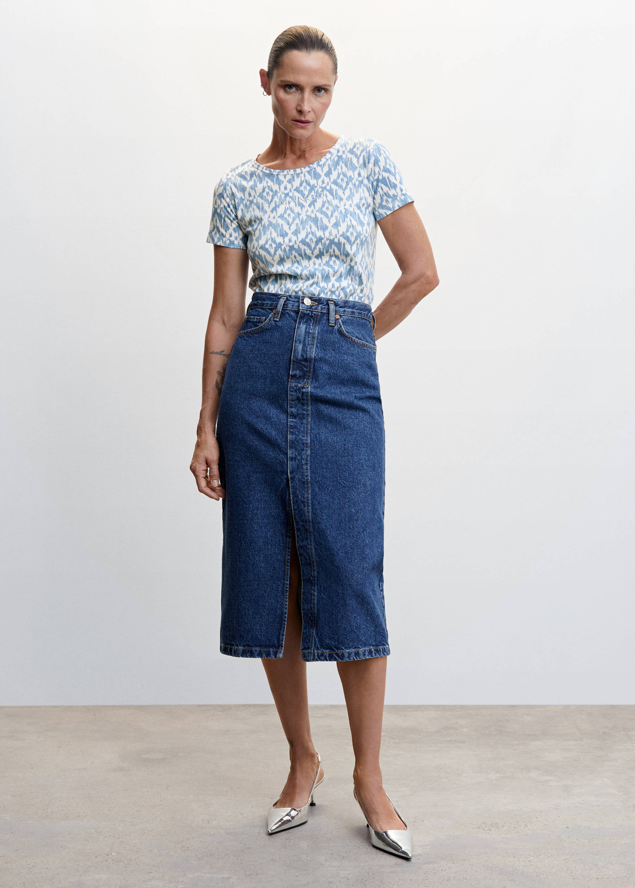 تي شيرت مطبوع عليه شعار مطرز - رؤية عامة