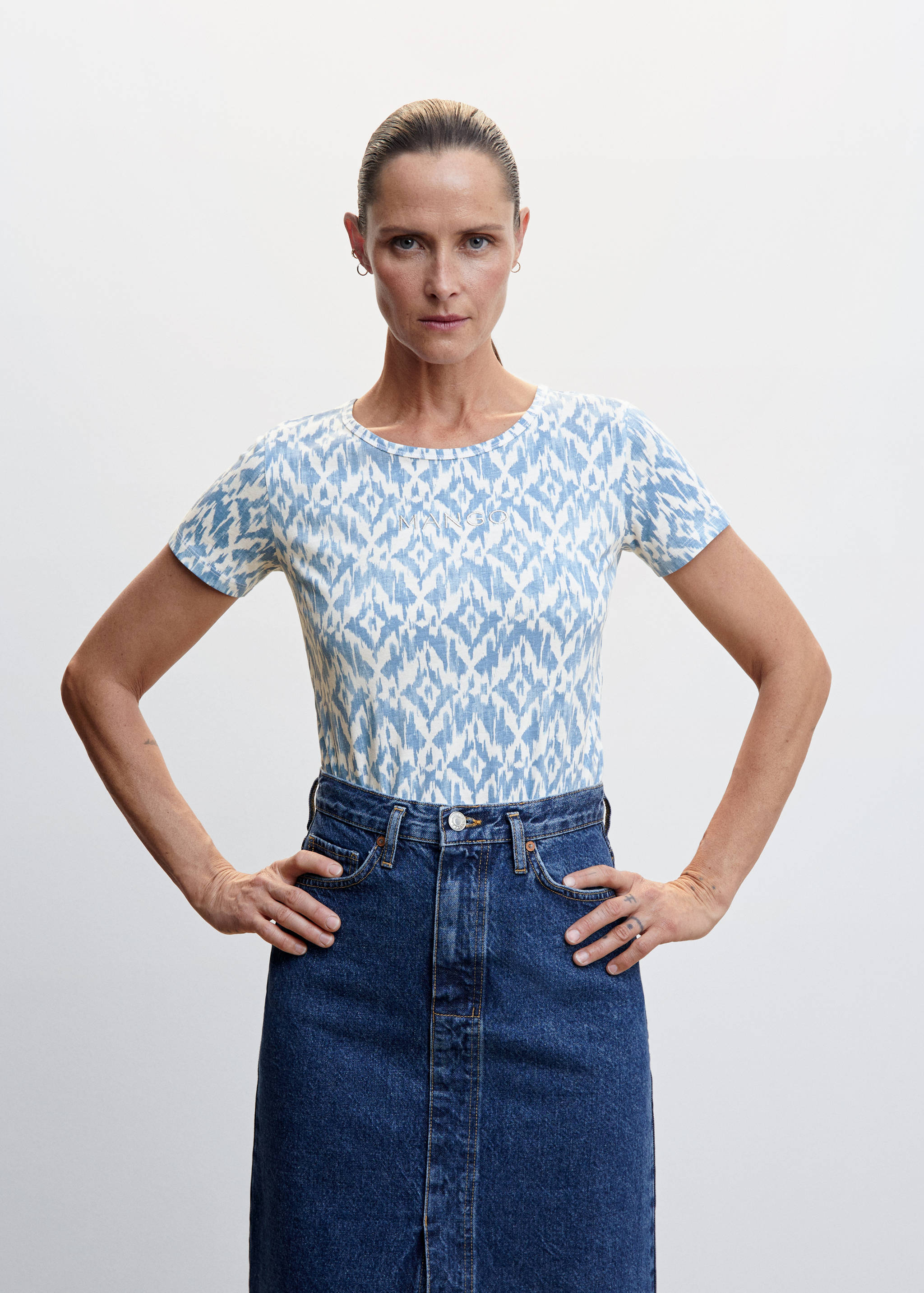 تي شيرت مطبوع عليه شعار مطرز - رؤية وسط