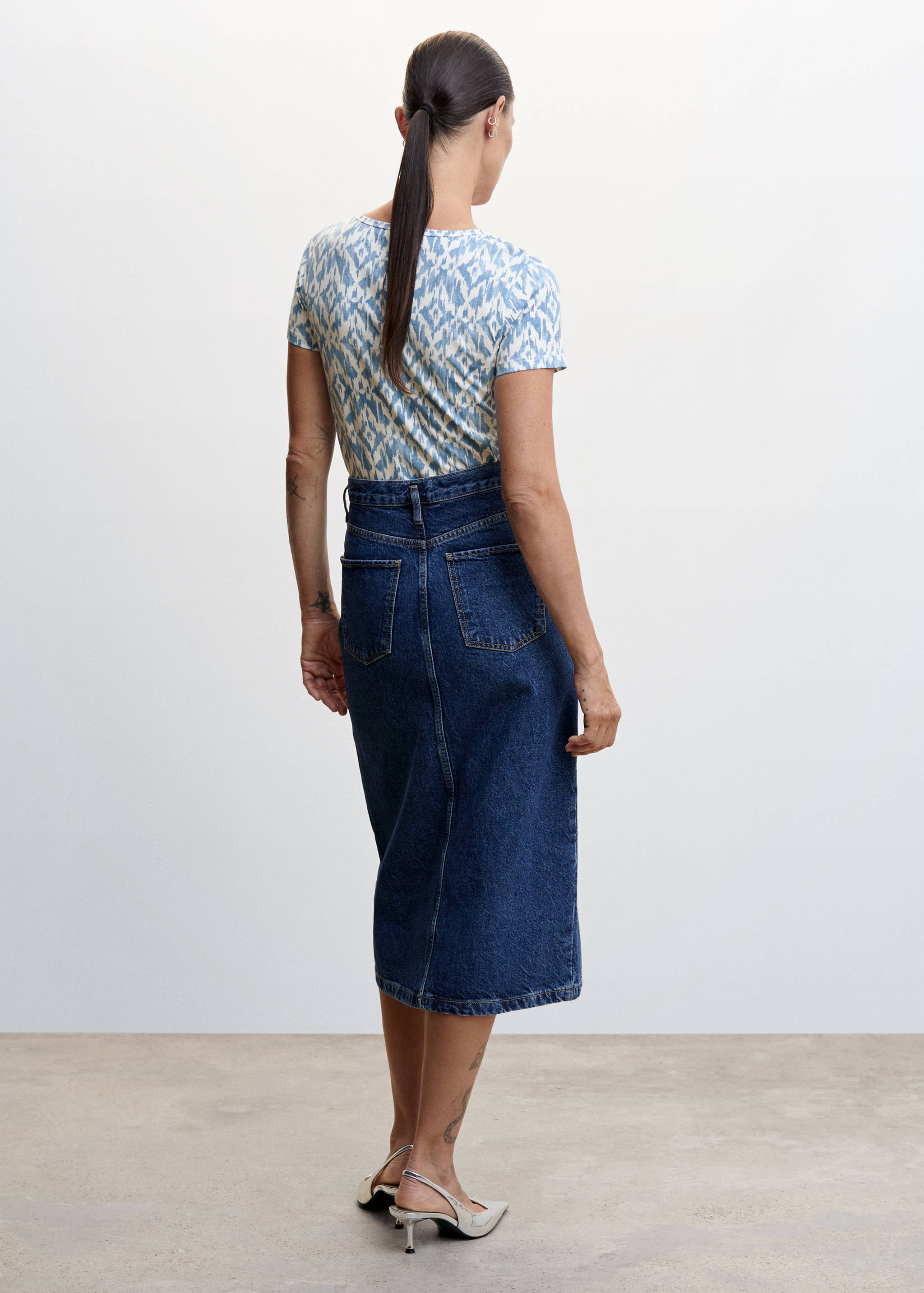 تي شيرت مطبوع عليه شعار مطرز - الجهة الخلفية للمنتج