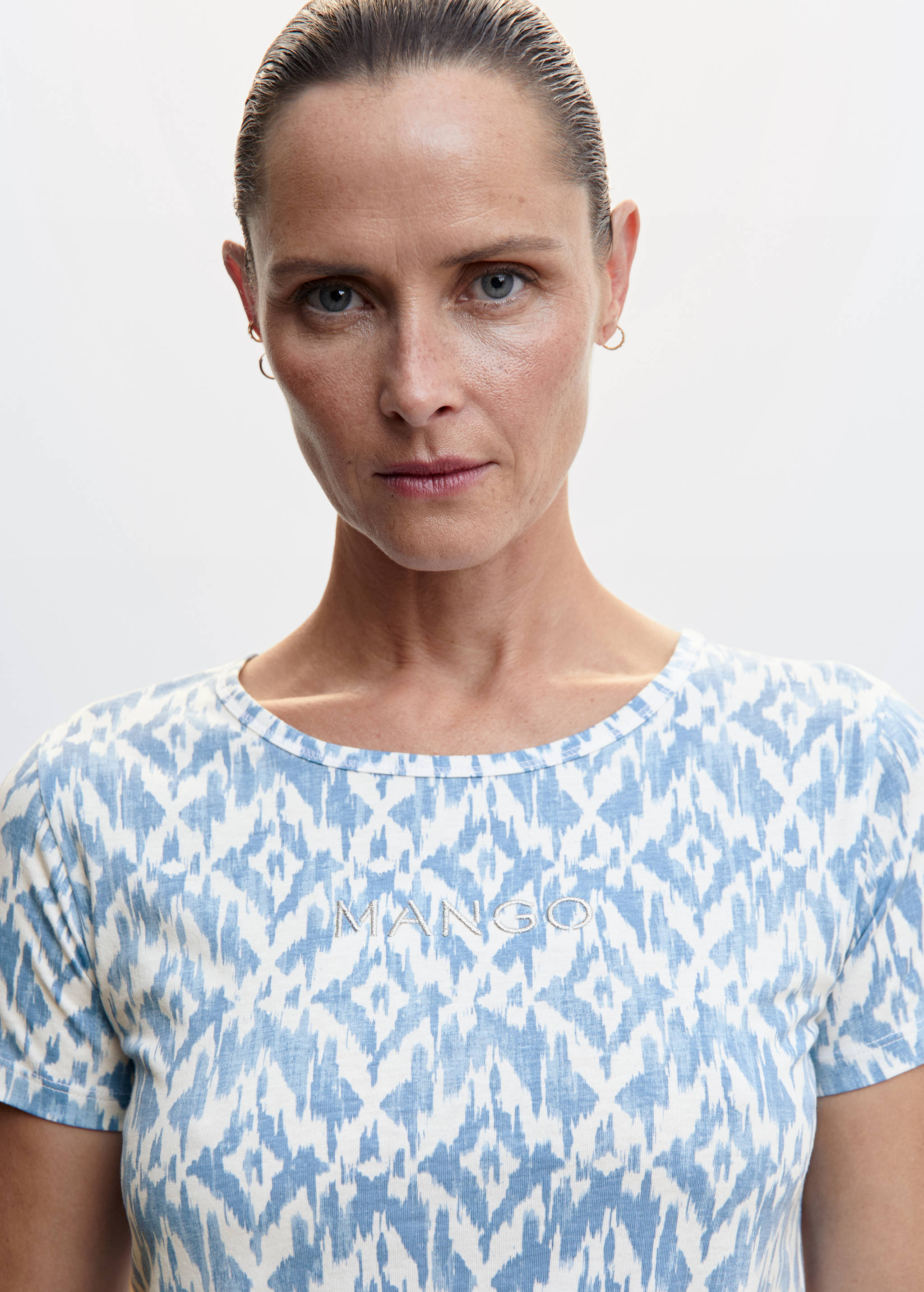 تي شيرت مطبوع عليه شعار مطرز - تفاصيل المنتج 1