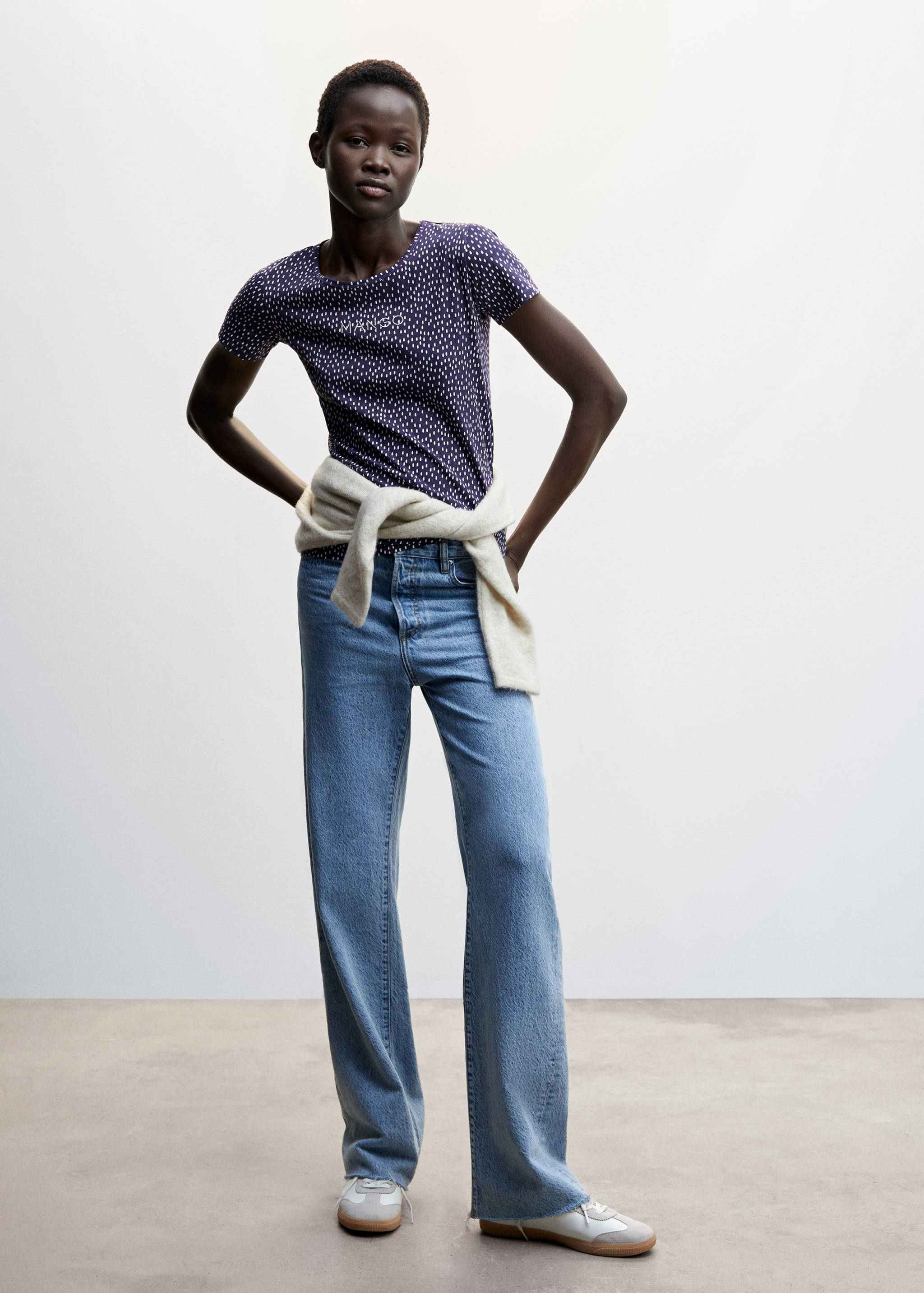 تي شيرت مطبوع عليه شعار مطرز - رؤية عامة