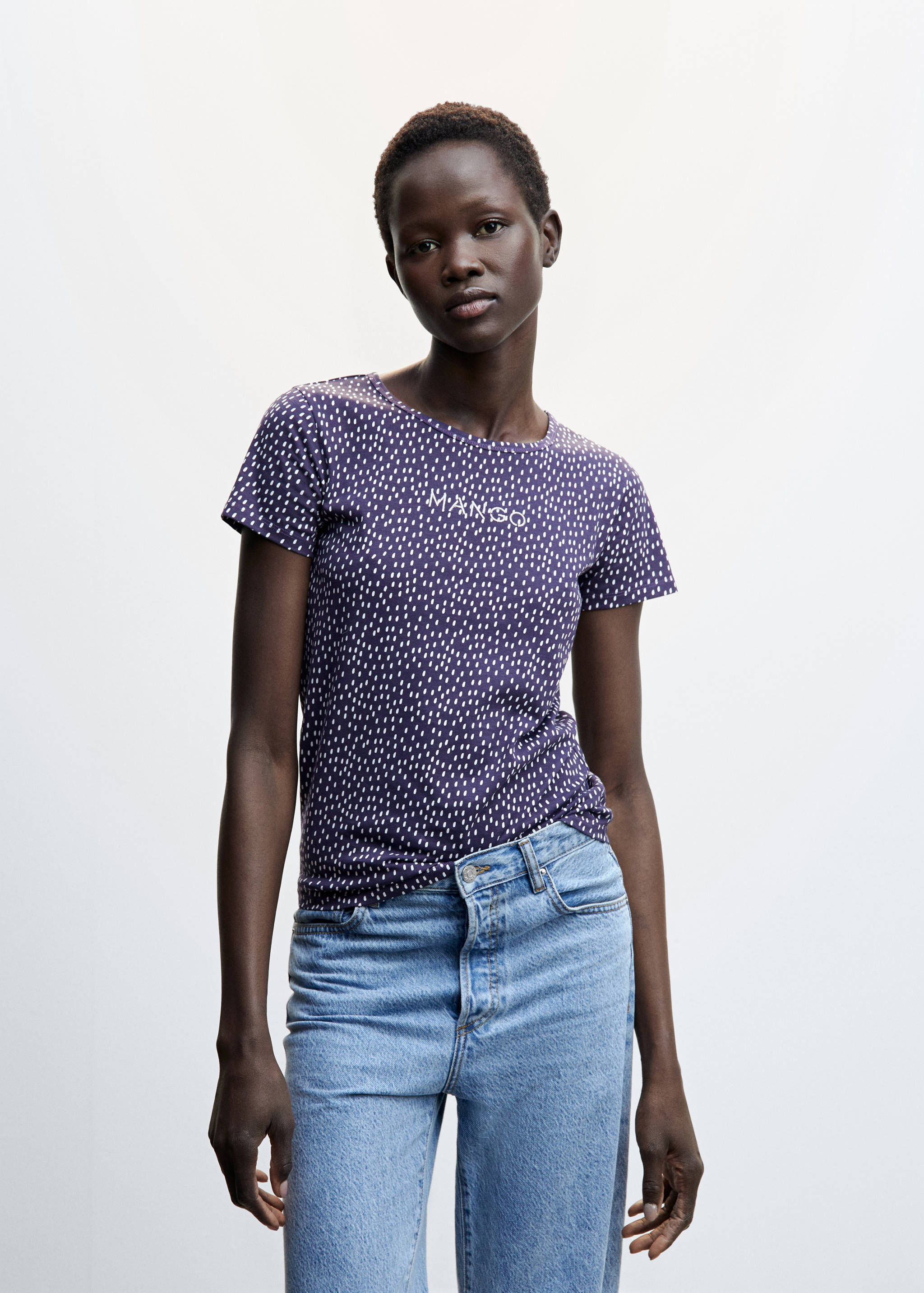 تي شيرت مطبوع عليه شعار مطرز - رؤية وسط