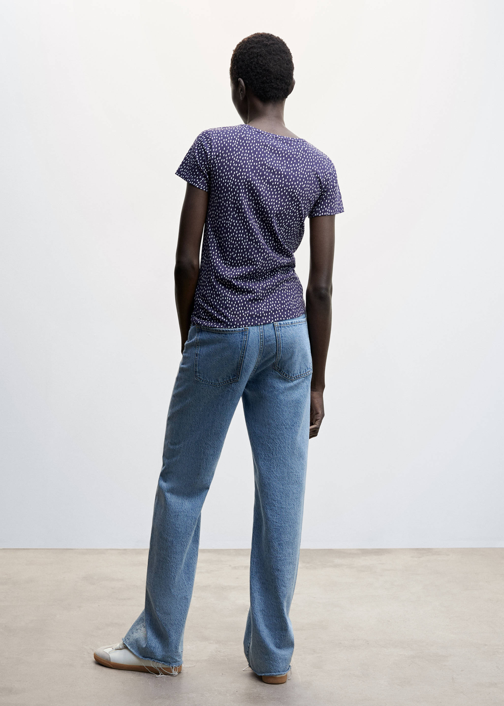 تي شيرت مطبوع عليه شعار مطرز - الجهة الخلفية للمنتج