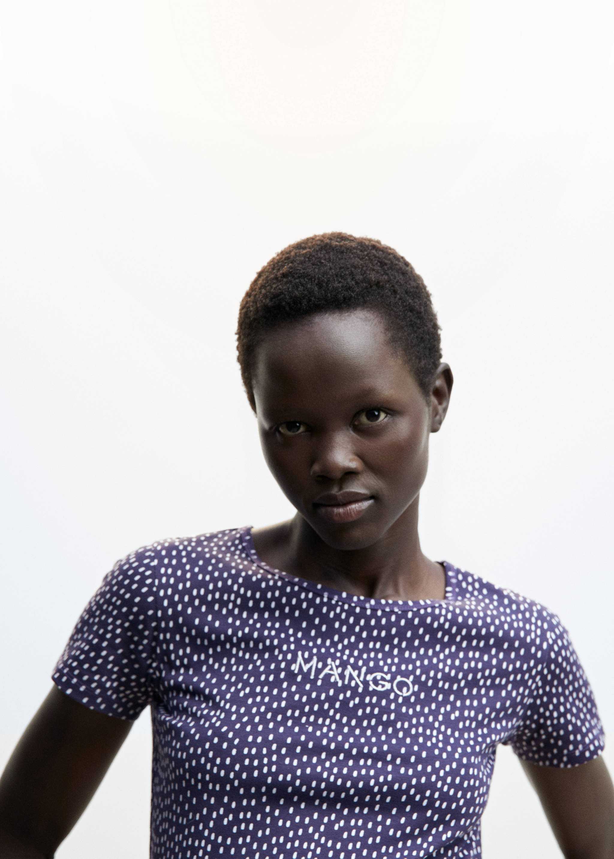 تي شيرت مطبوع عليه شعار مطرز - تفاصيل المنتج 1