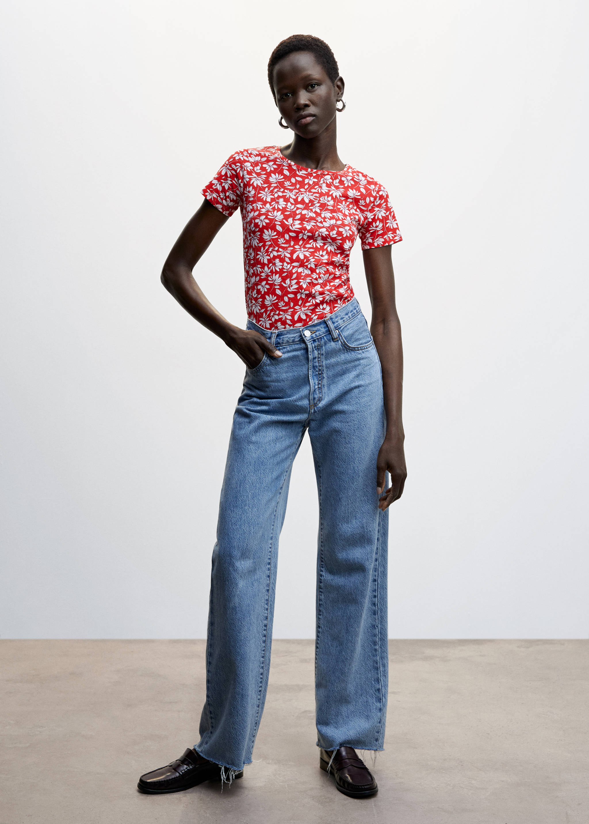 تي شيرت مطبوع عليه شعار مطرز - رؤية عامة