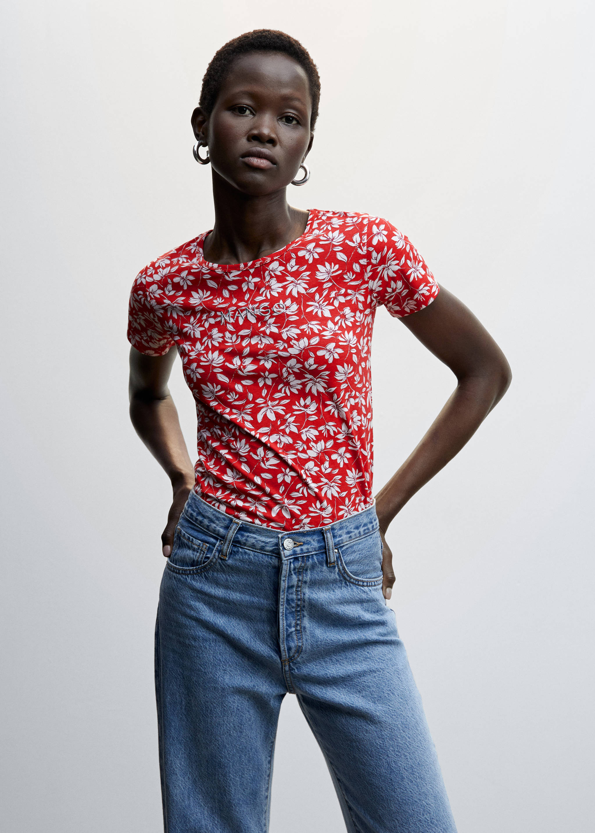 تي شيرت مطبوع عليه شعار مطرز - رؤية وسط