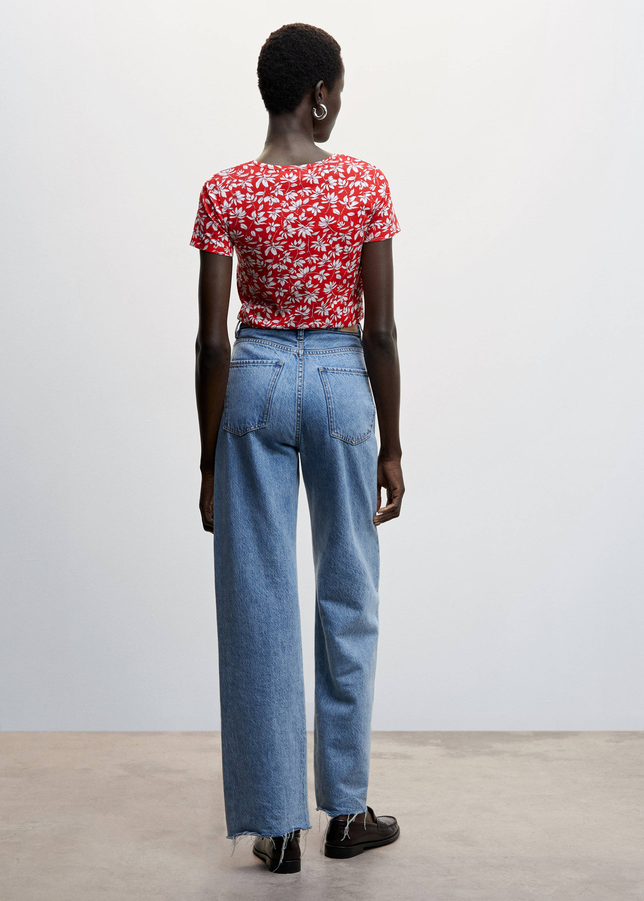 تي شيرت مطبوع عليه شعار مطرز - الجهة الخلفية للمنتج