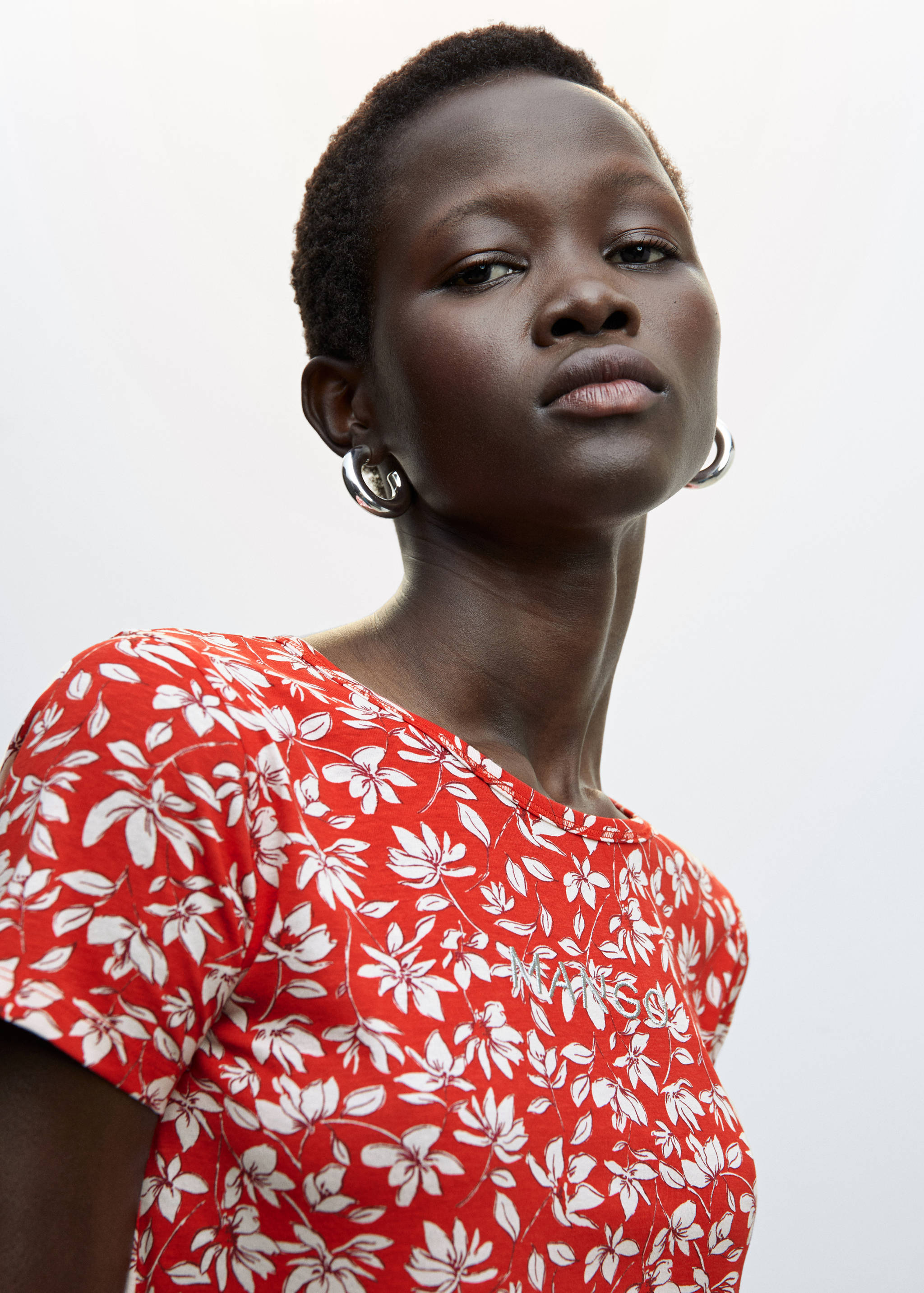 تي شيرت مطبوع عليه شعار مطرز - تفاصيل المنتج 1