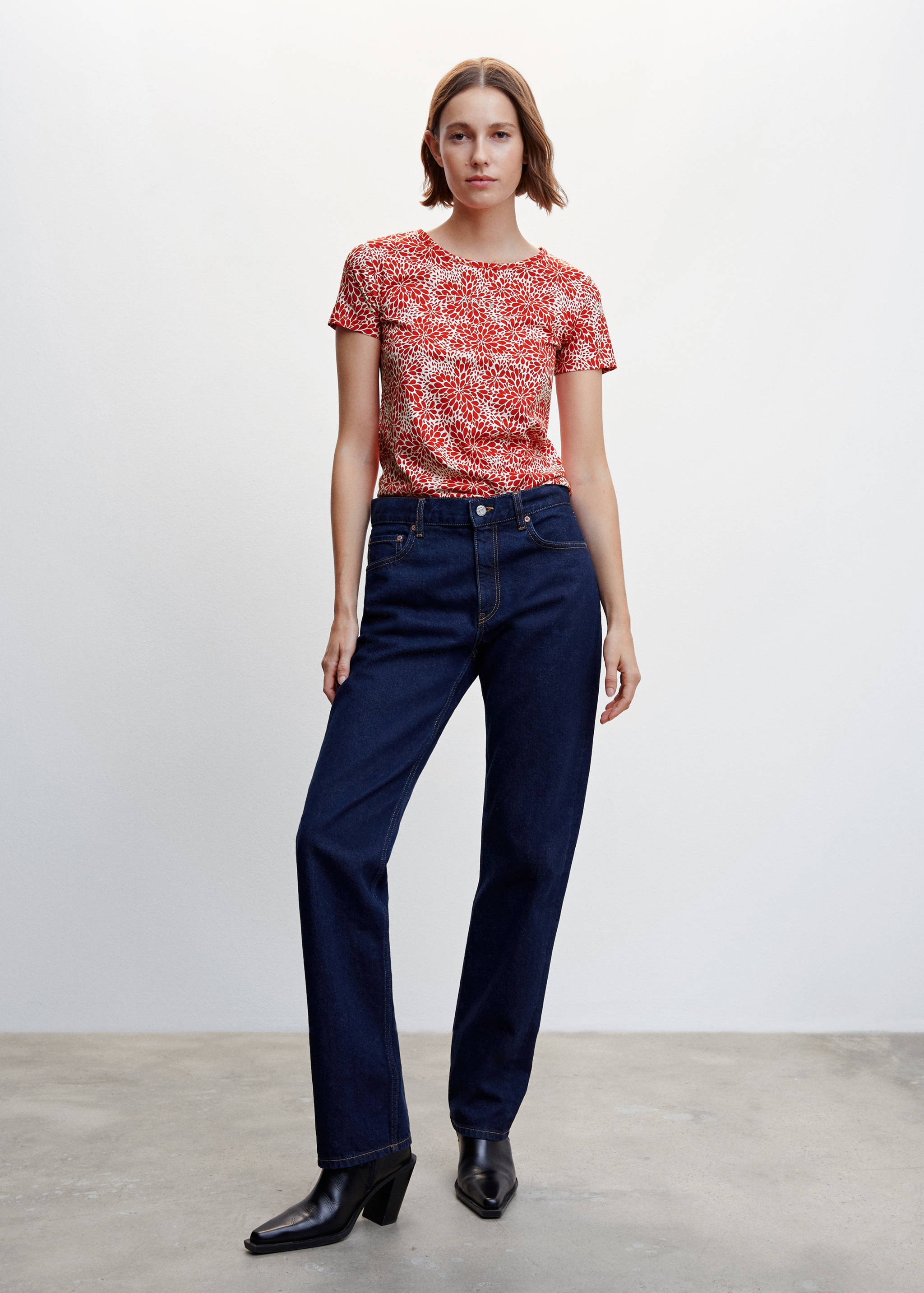 تي شيرت مطبوع عليه شعار مطرز - رؤية عامة