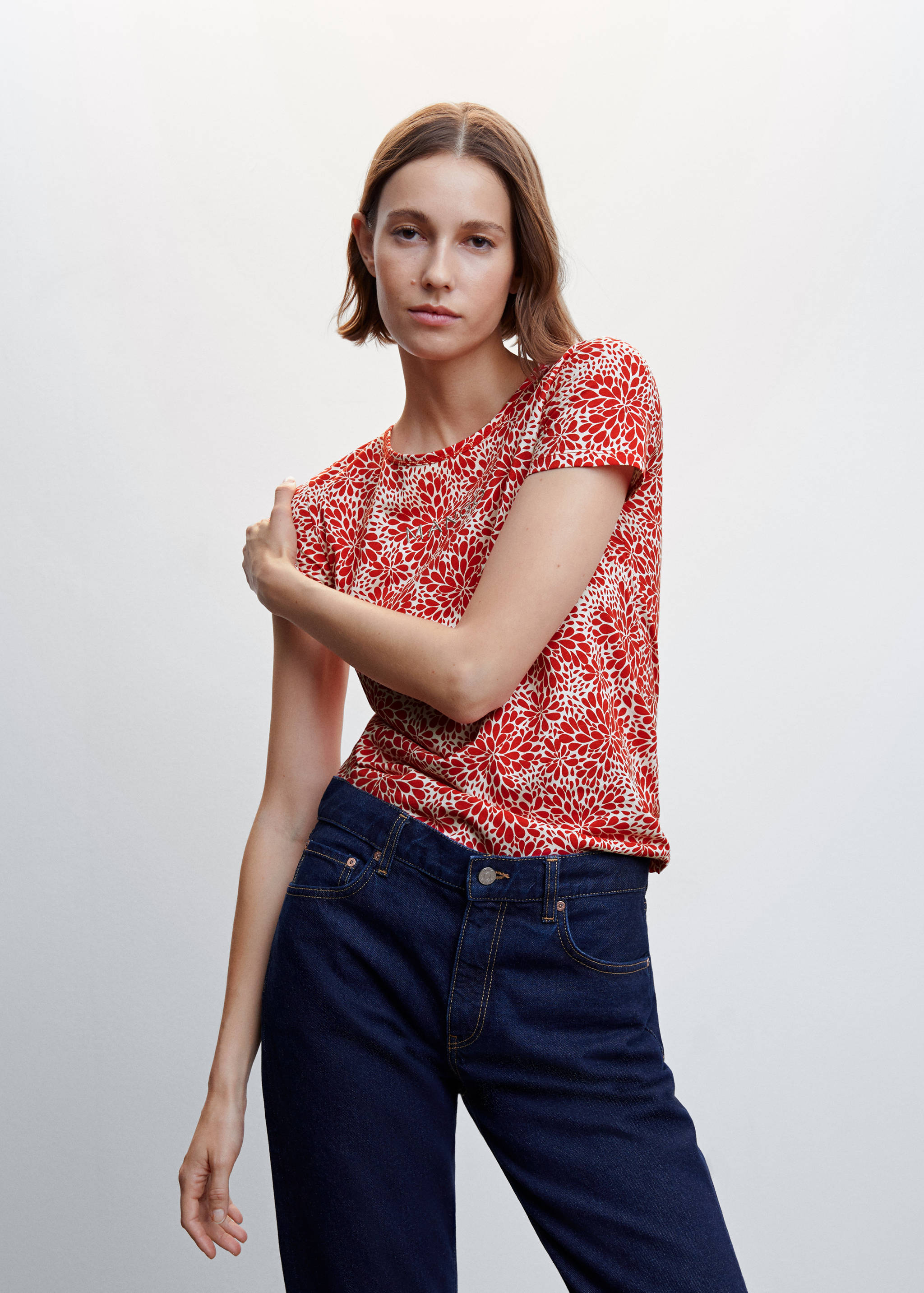 تي شيرت مطبوع عليه شعار مطرز - رؤية وسط