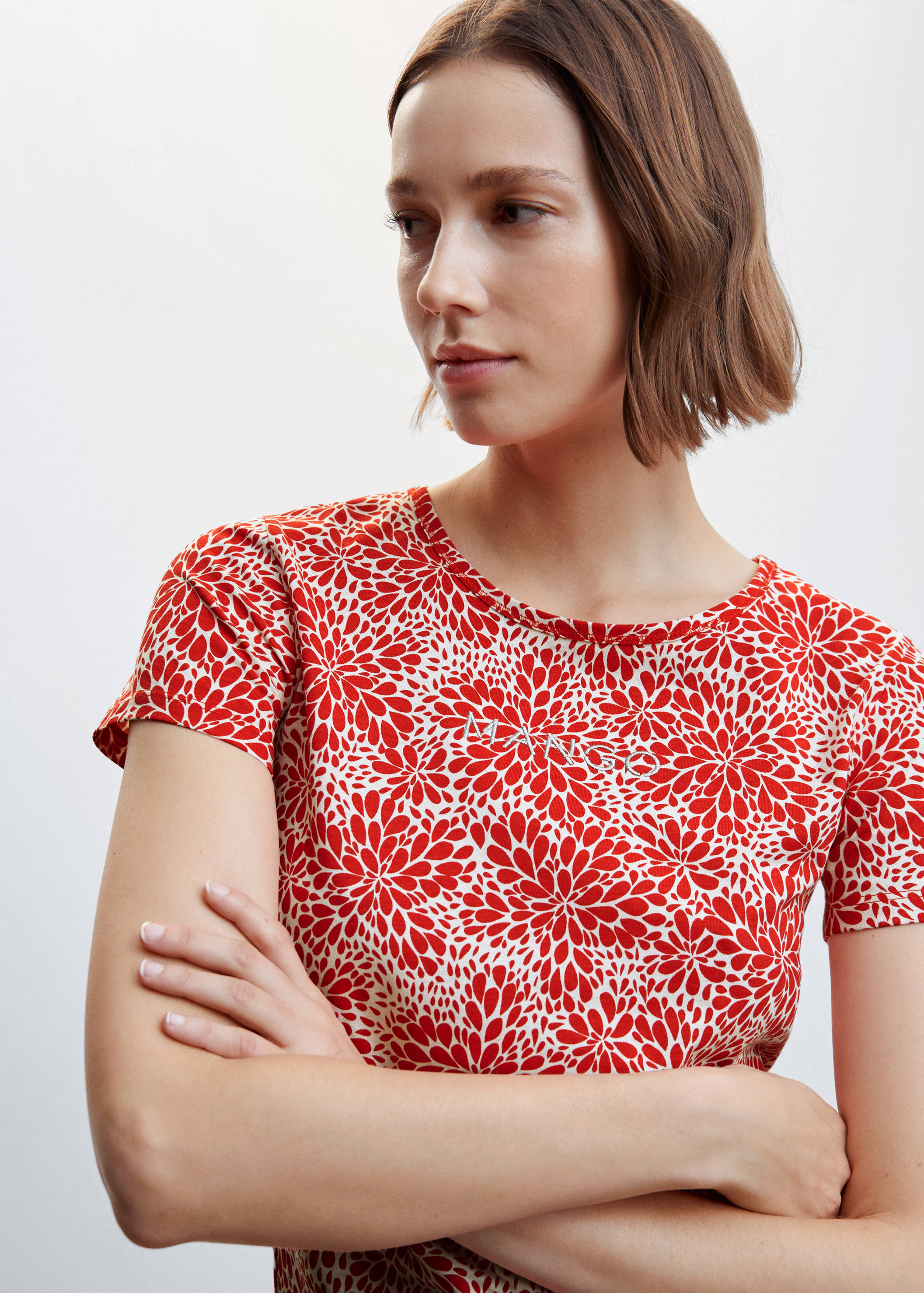 تي شيرت مطبوع عليه شعار مطرز - تفاصيل المنتج 1