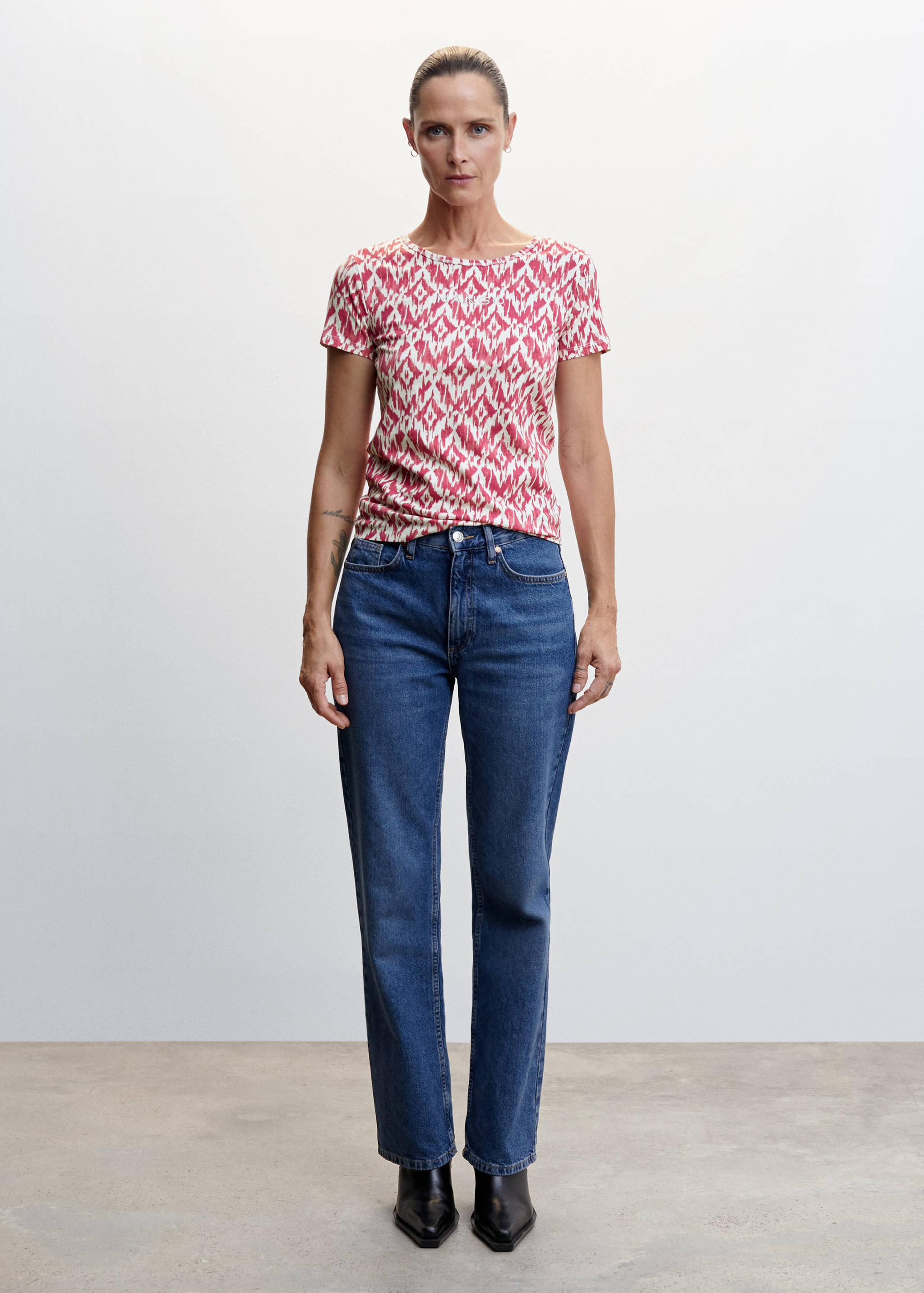 تي شيرت مطبوع عليه شعار مطرز - رؤية عامة