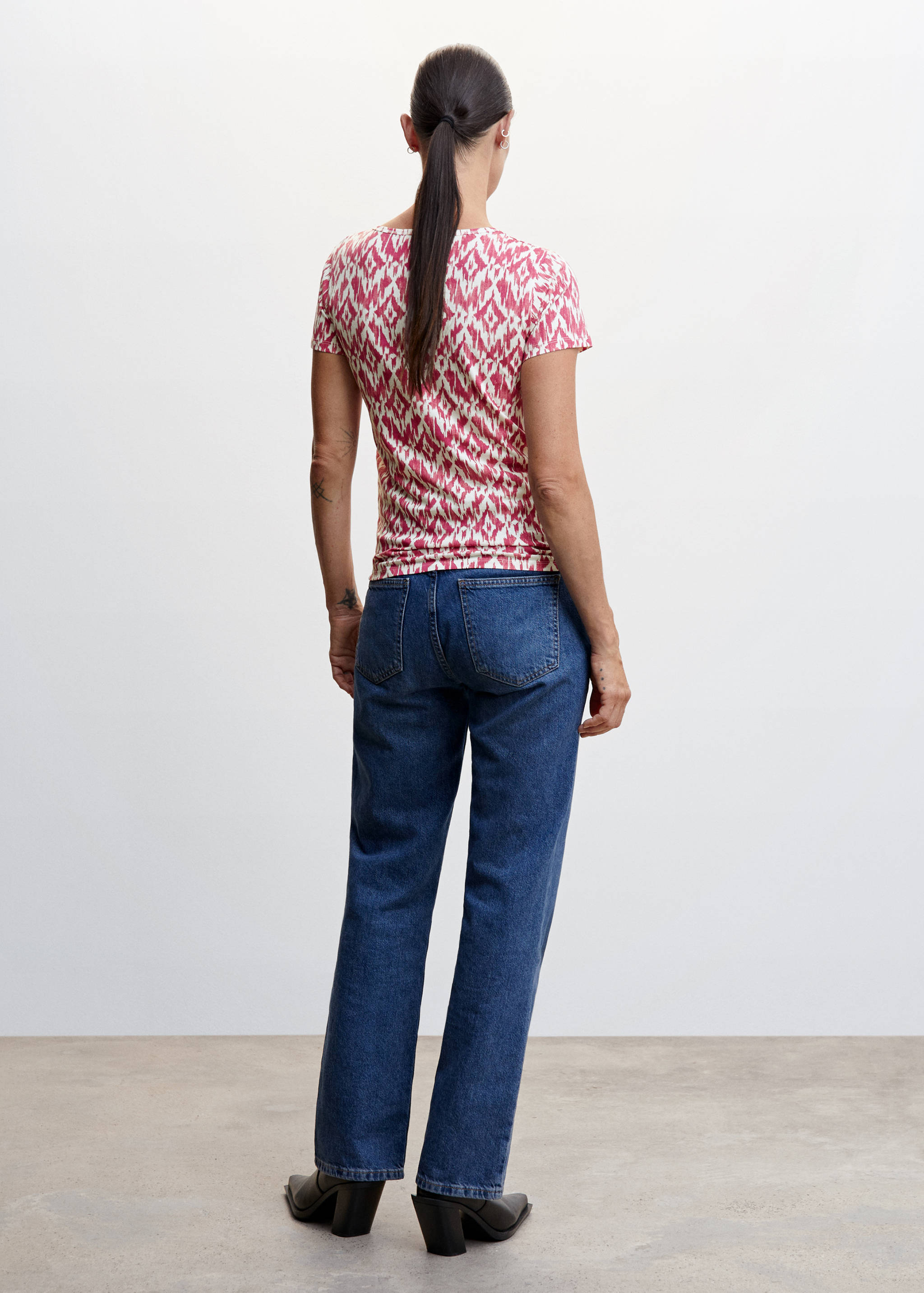 تي شيرت مطبوع عليه شعار مطرز - الجهة الخلفية للمنتج