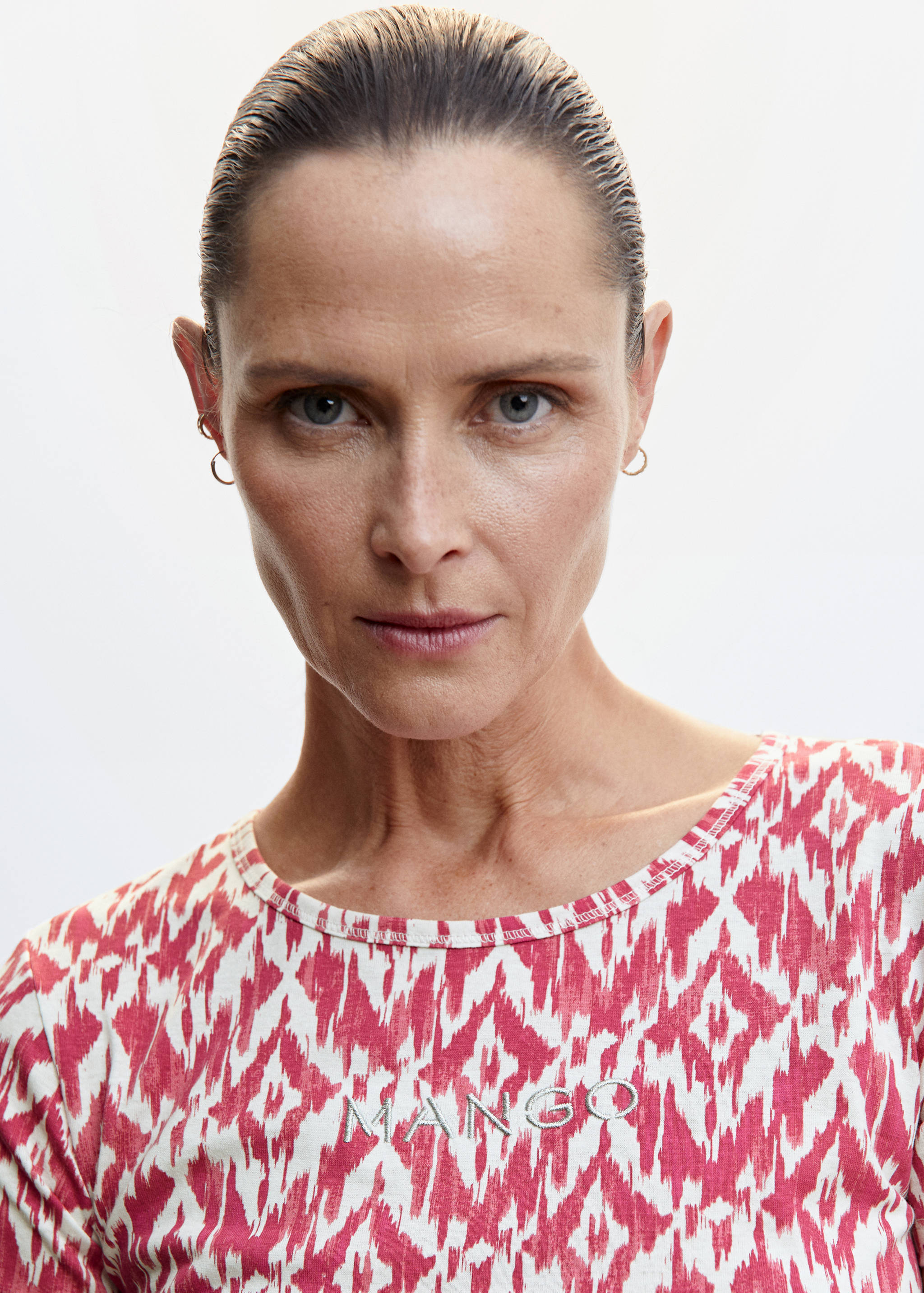 تي شيرت مطبوع عليه شعار مطرز - تفاصيل المنتج 1