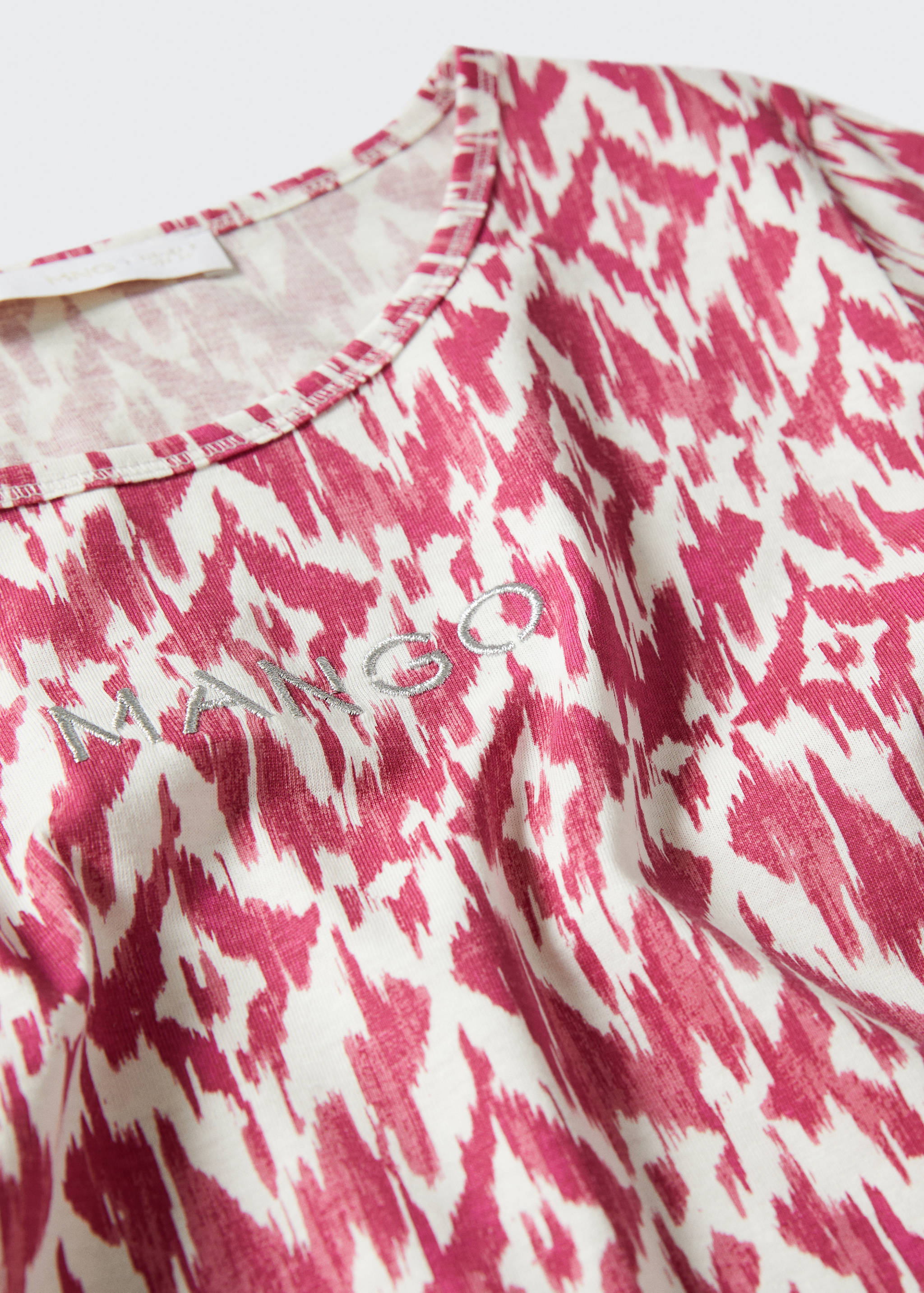 تي شيرت مطبوع عليه شعار مطرز - تفاصيل المنتج 8