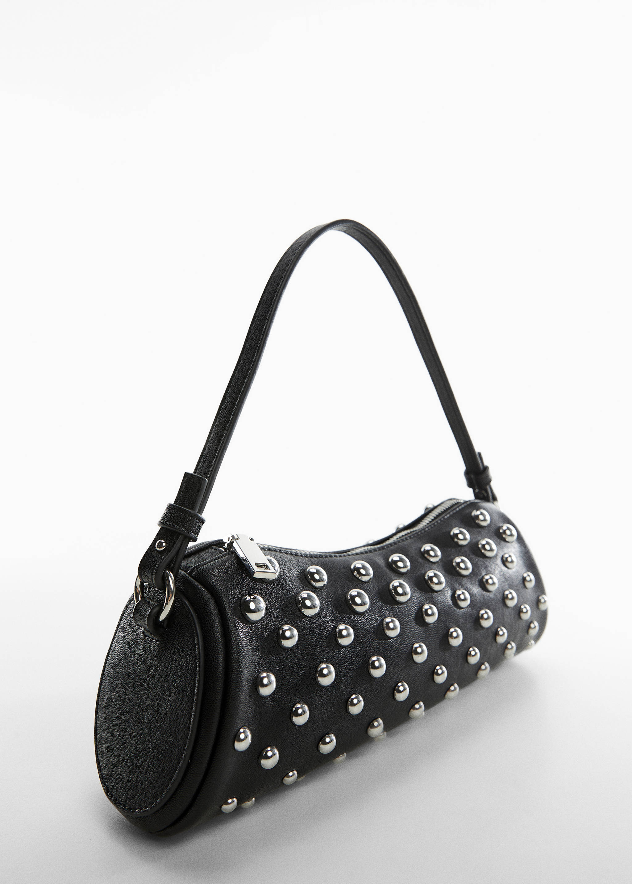 Сумка на плечевом ремне с заклепками - Средний план