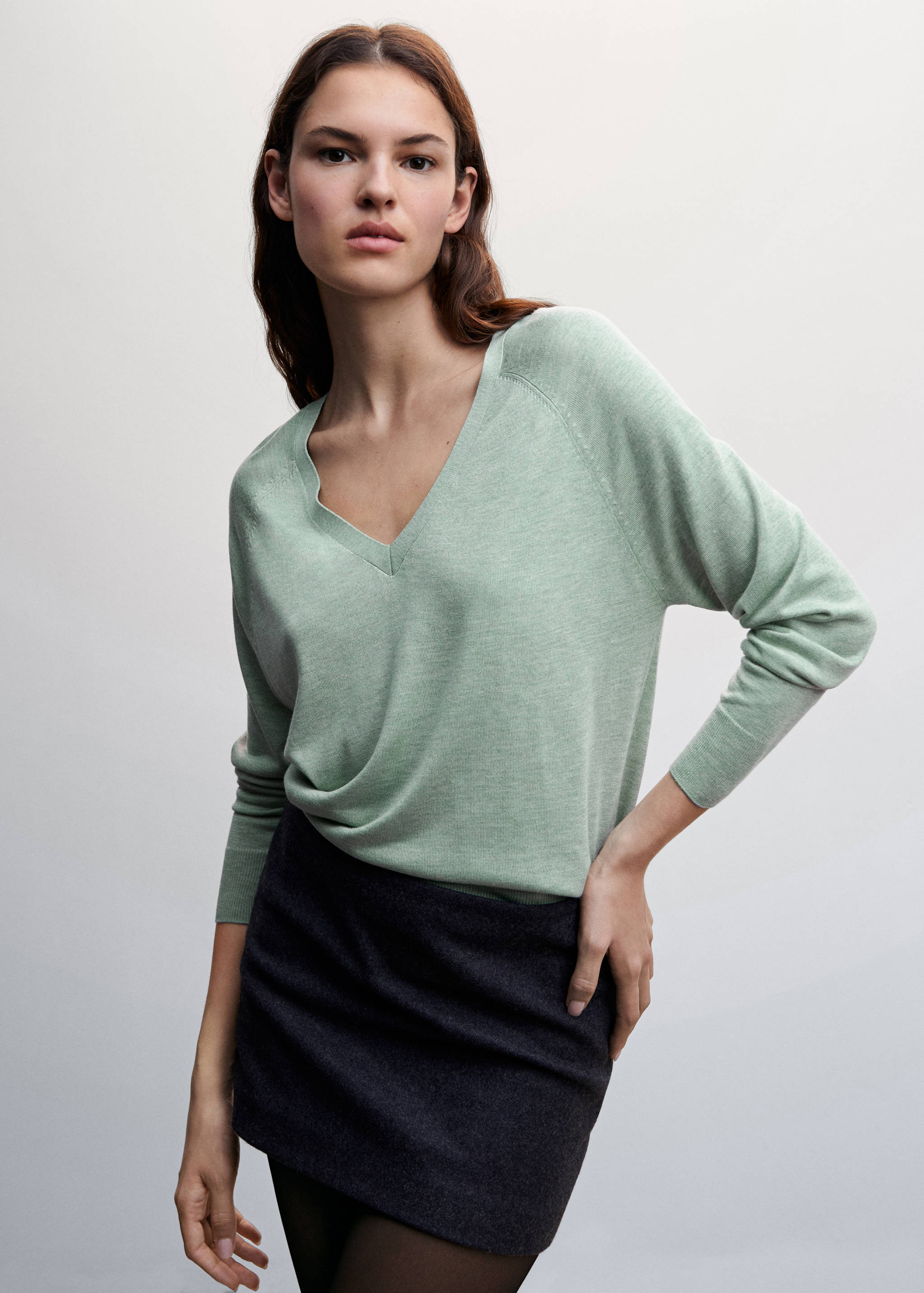 Fine-knit V-neck sweater - Medium plane