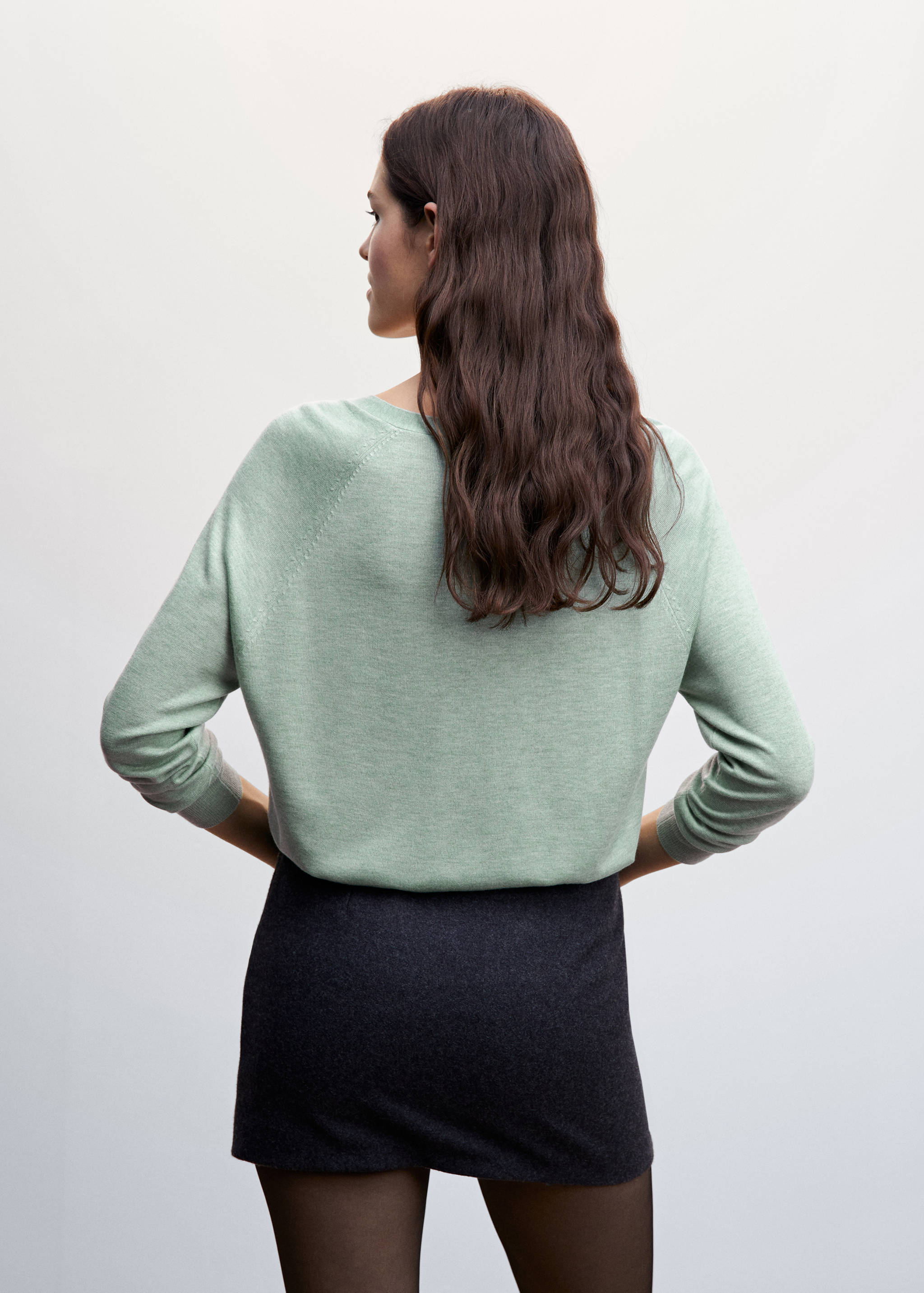 Fine-knit V-neck sweater - Reverse of the article