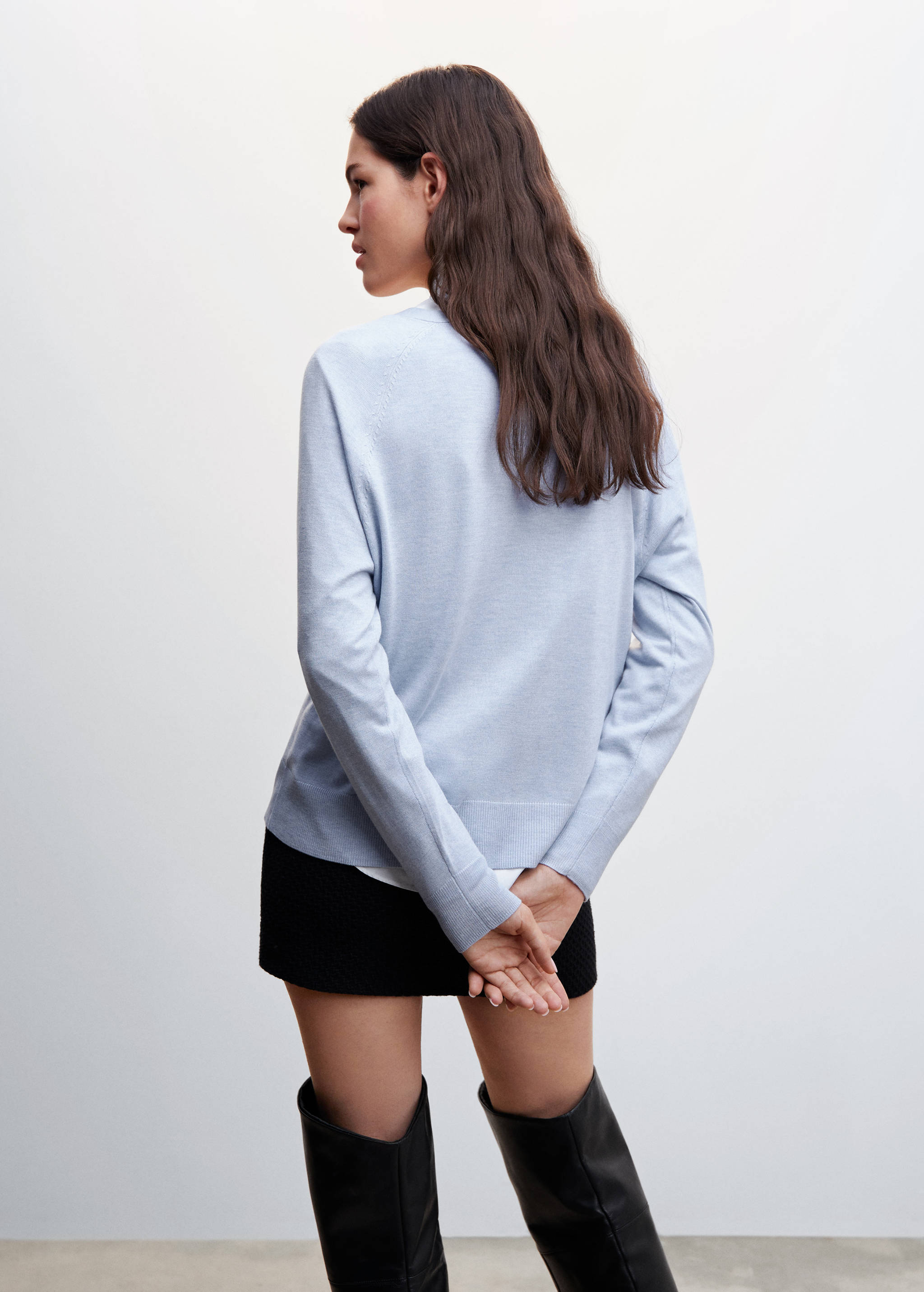 Fine-knit V-neck sweater - Reverse of the article