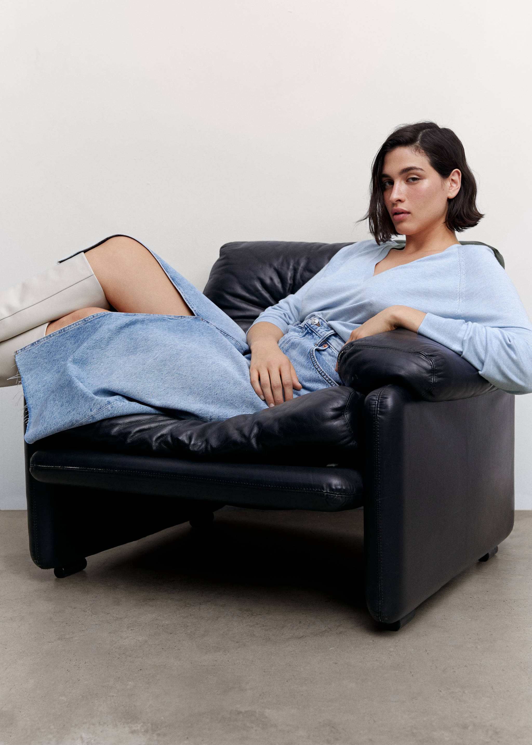 Fine-knit V-neck sweater - Details of the article 4