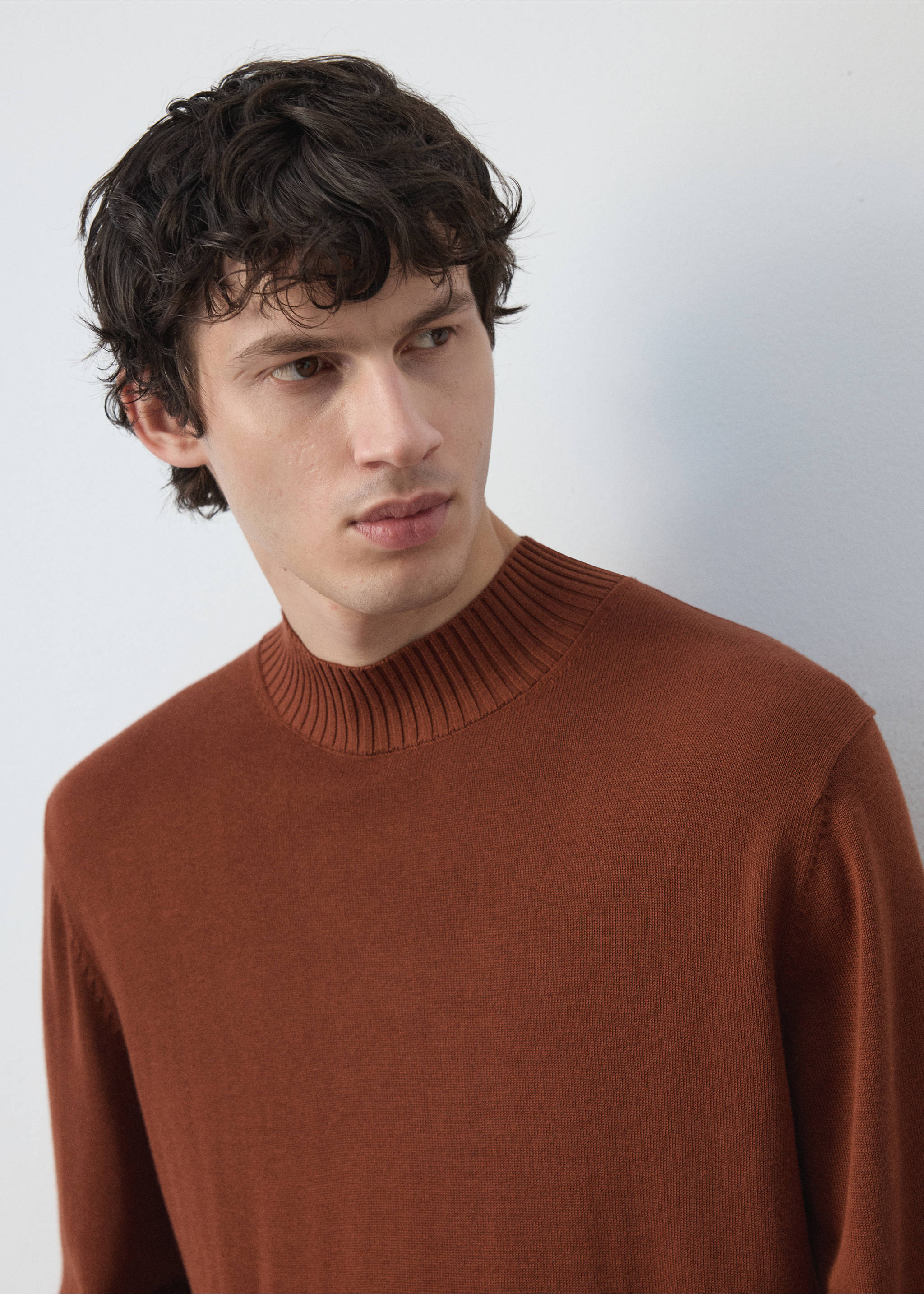 Brown knit jersey with a ribbed mock neckline., Russet. Ref: 47021335-00.