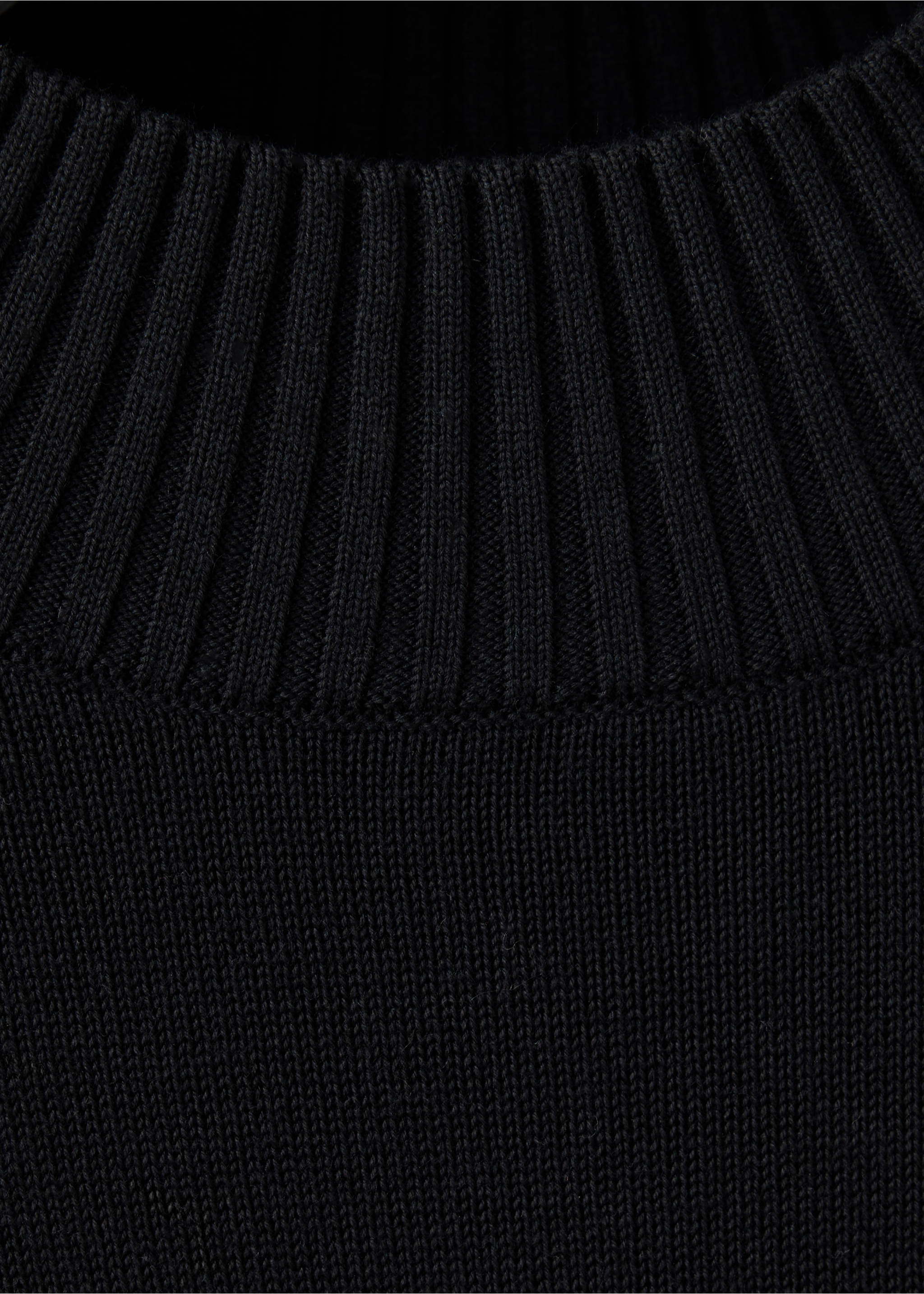 Black men's jersey featuring a ribbed mock neck and fine-knit texture., Black. Ref: 47021335-00.