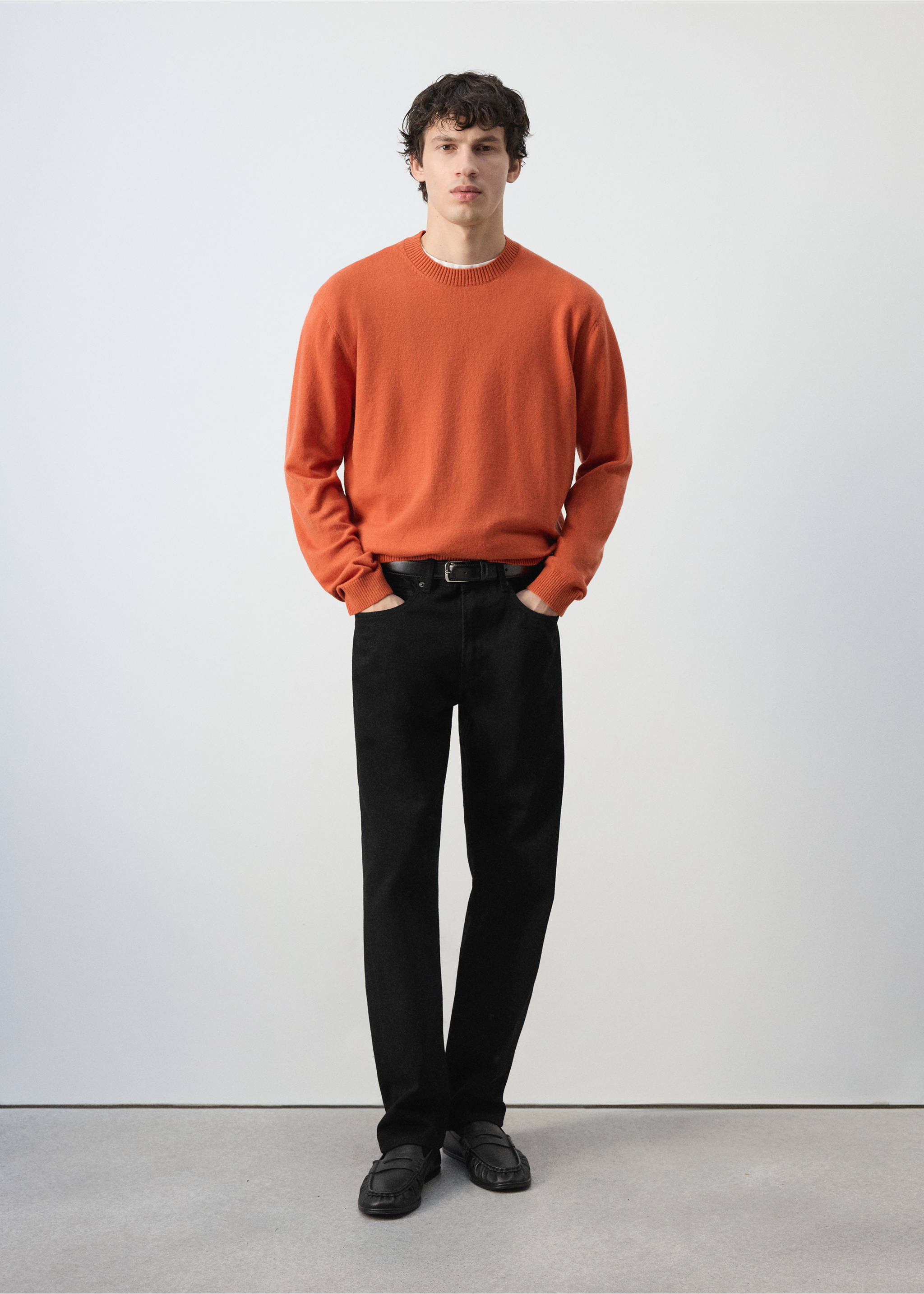 Jersey de cuello redondo en color naranja teja con acabados de canalé combinado con pantalones negros., Naranja. Ref: 47021336-00.